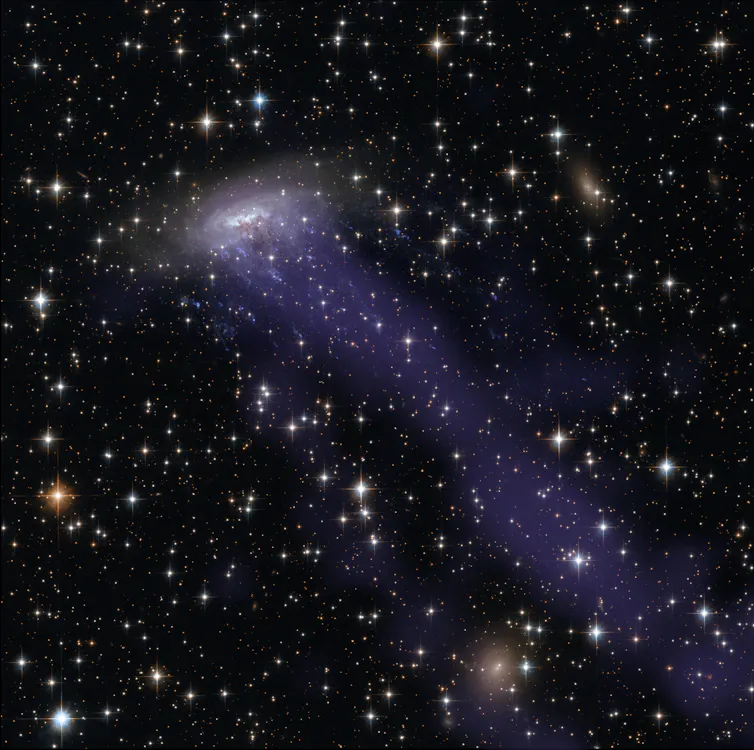 una galaxia y su cola de gas