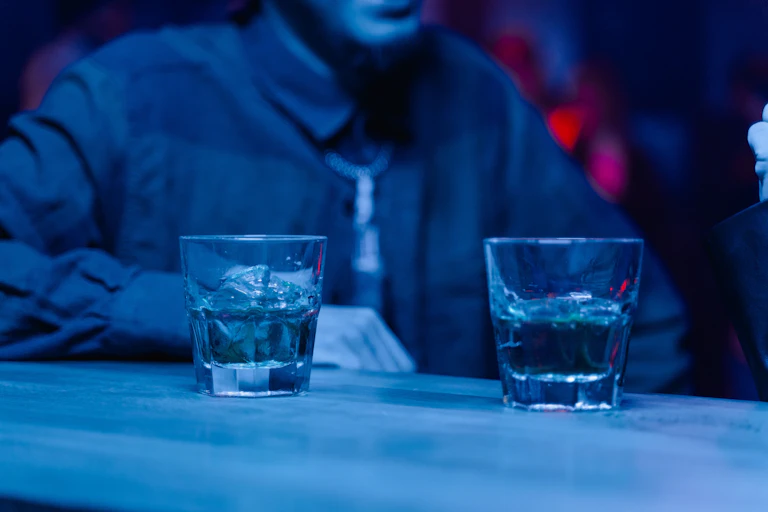 Image d'illustration d'un homme dans un bar.