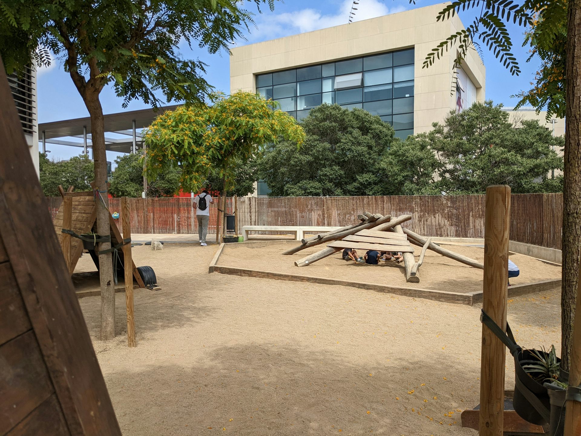 Septiembre, infancia y calor: los colegios como refugios climáticos de los barrios