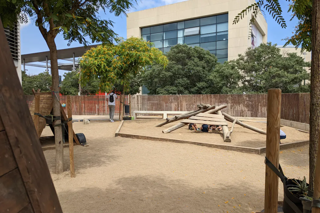 Septiembre, infancia y calor: los colegios como refugios climáticos de los barrios