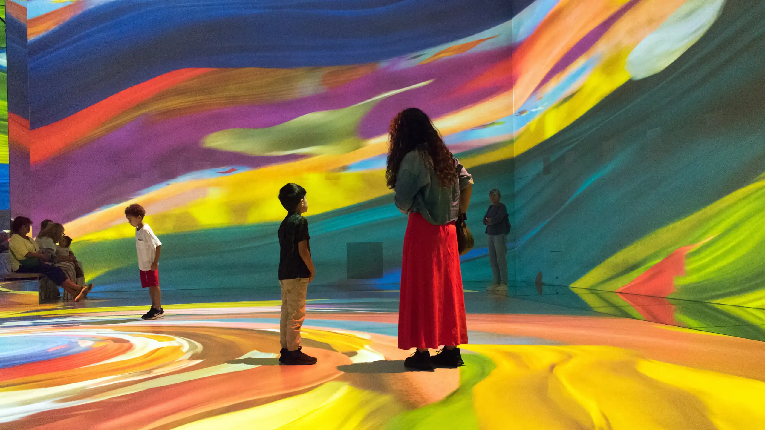 Visitantes têm a oportunidade de apreciar uma projeção imersiva da pintura “O Grito”, de Edvard Munch, na galeria Frameless, em Londres.