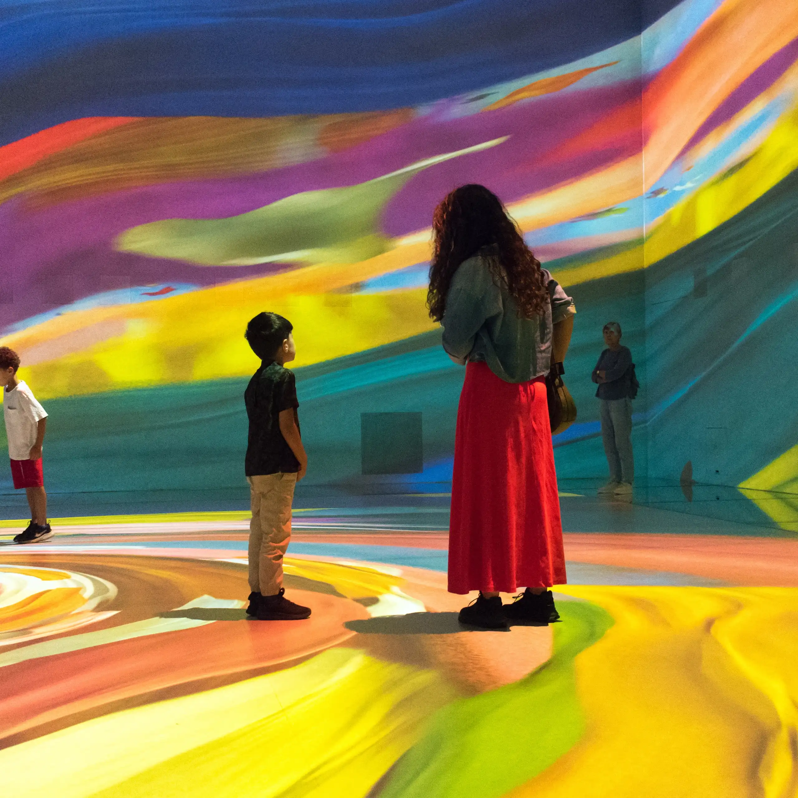 Visitantes têm a oportunidade de apreciar uma projeção imersiva da pintura “O Grito”, de Edvard Munch, na galeria Frameless, em Londres.