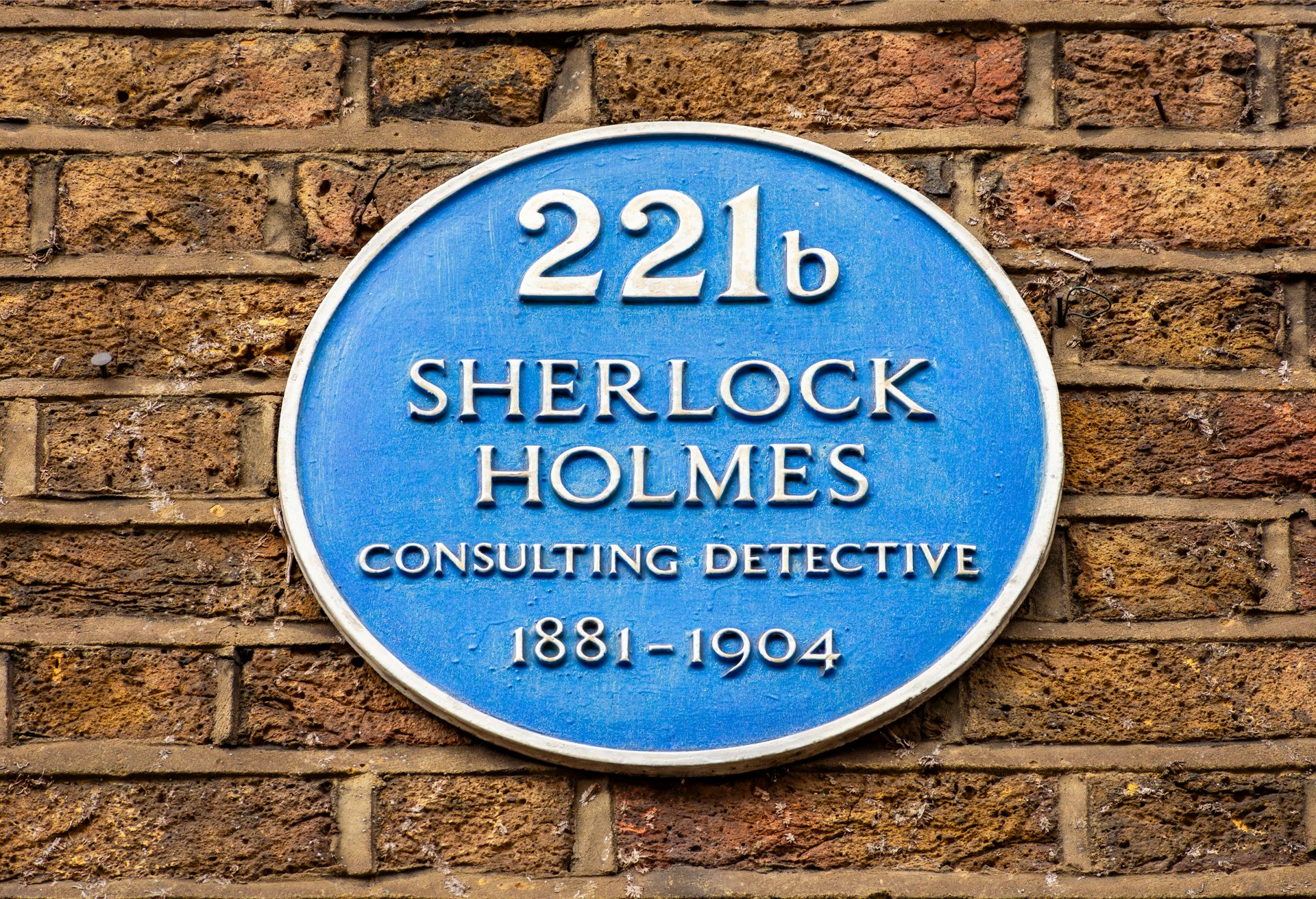 Blue plaque with detective Sherlock Holmes name on Baker Street 221b, London.