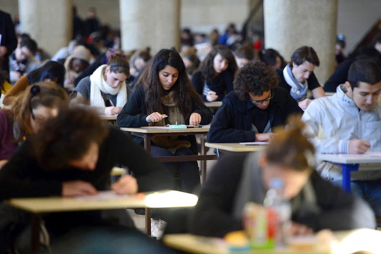 Examen de fin de premier semestre pour les étudiantes de première année de médecine, en 2012, à la faculté de médecine de La Timone, à Marseille.