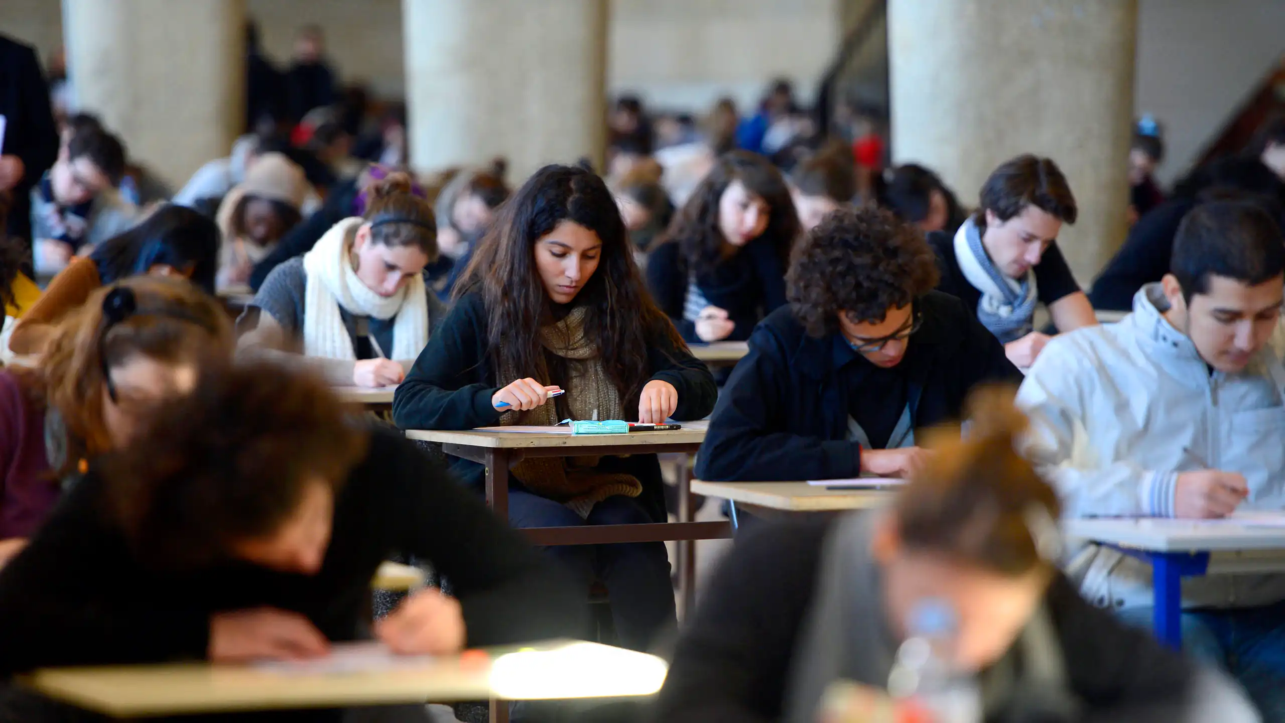 Examen de fin de premier semestre pour les étudiantes de première année de médecine, en 2012, à la faculté de médecine de La Timone, à Marseille.