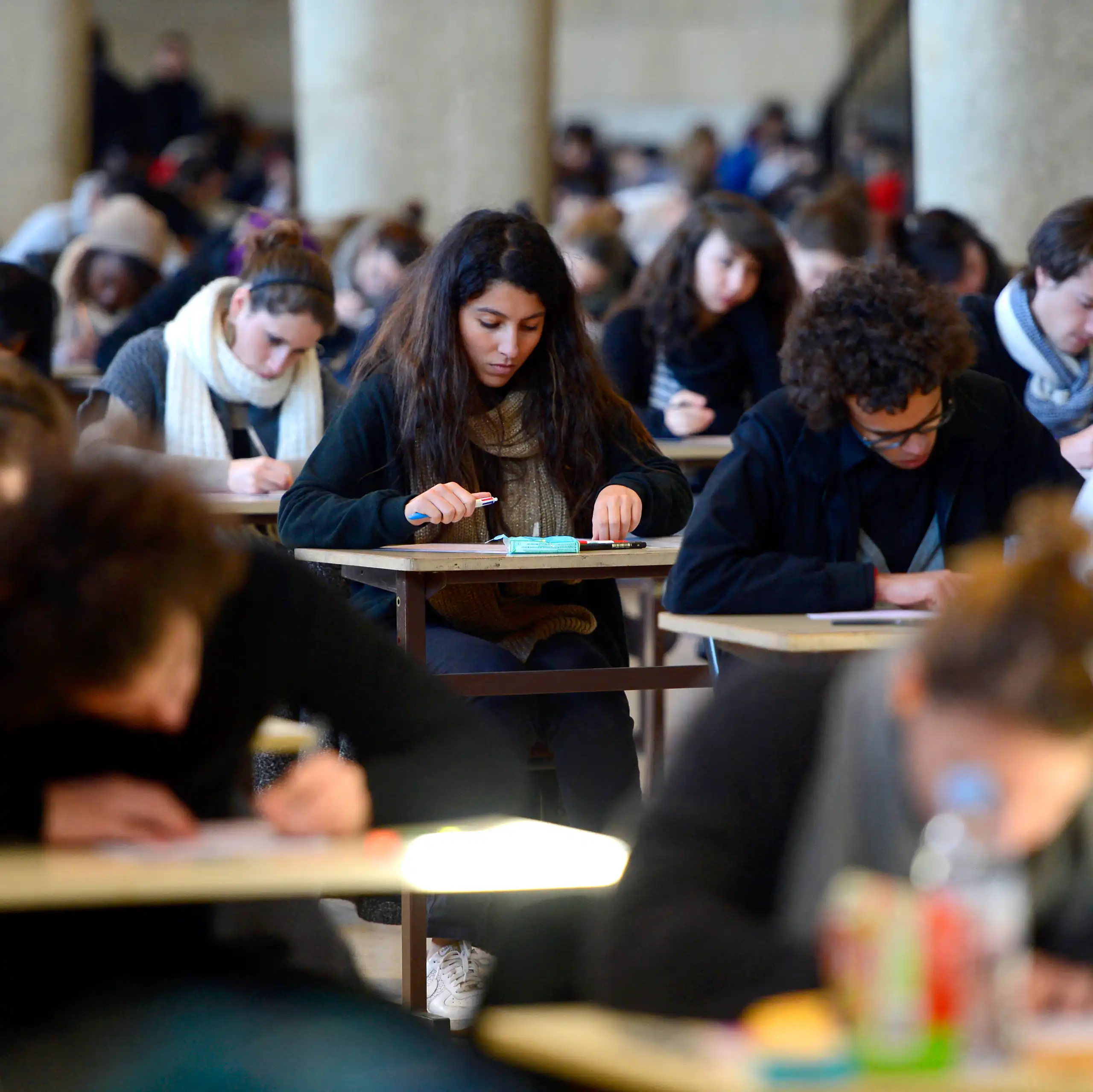 Examen de fin de premier semestre pour les étudiantes de première année de médecine, en 2012, à la faculté de médecine de La Timone, à Marseille.