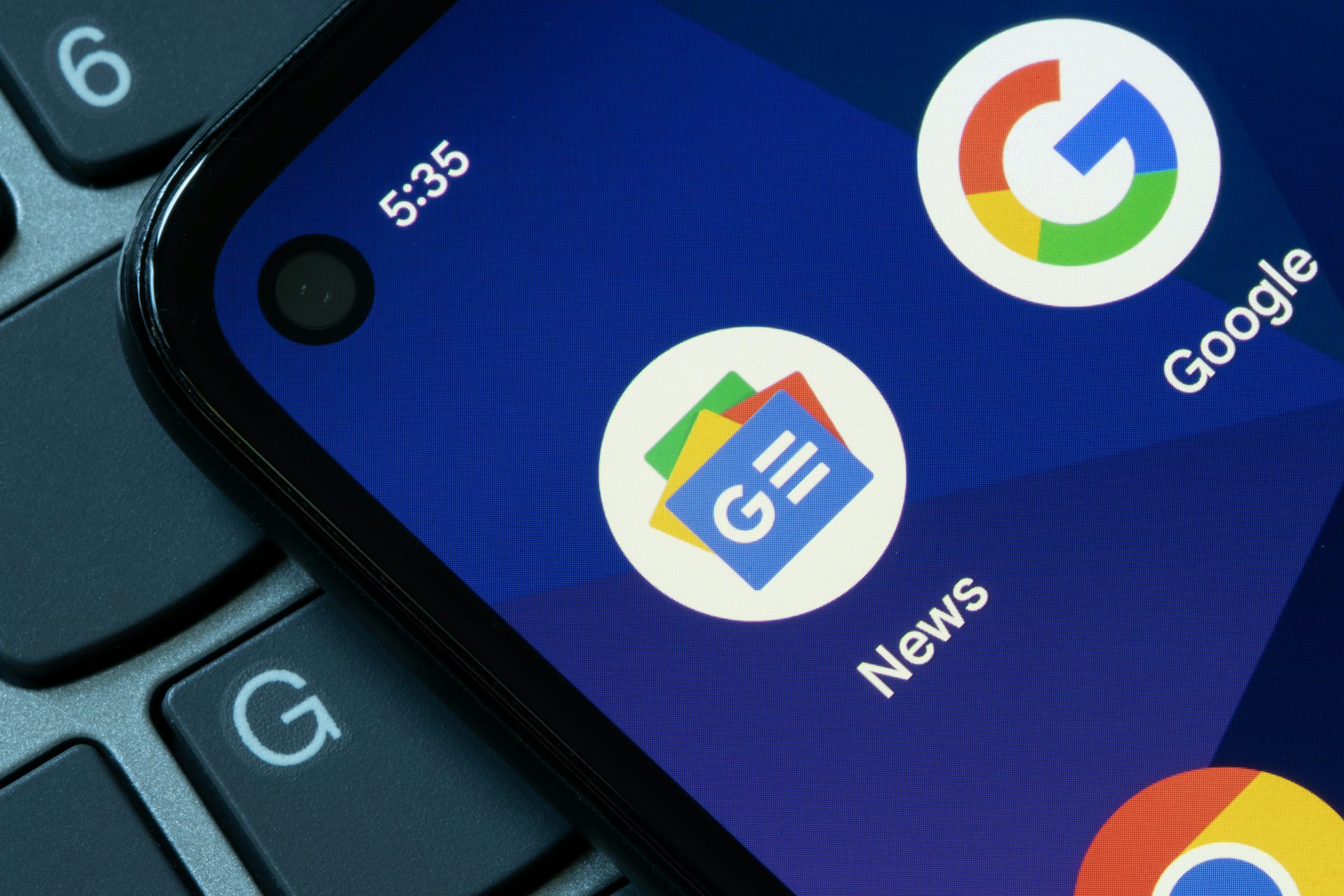 Una pantalla de mòbil amb el logo de Google i un altre on es llig "news".