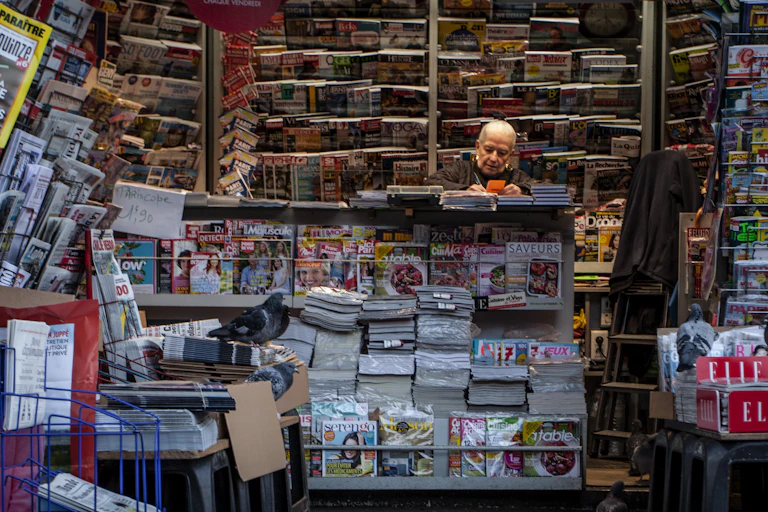 Kiosque à journaux parisien.