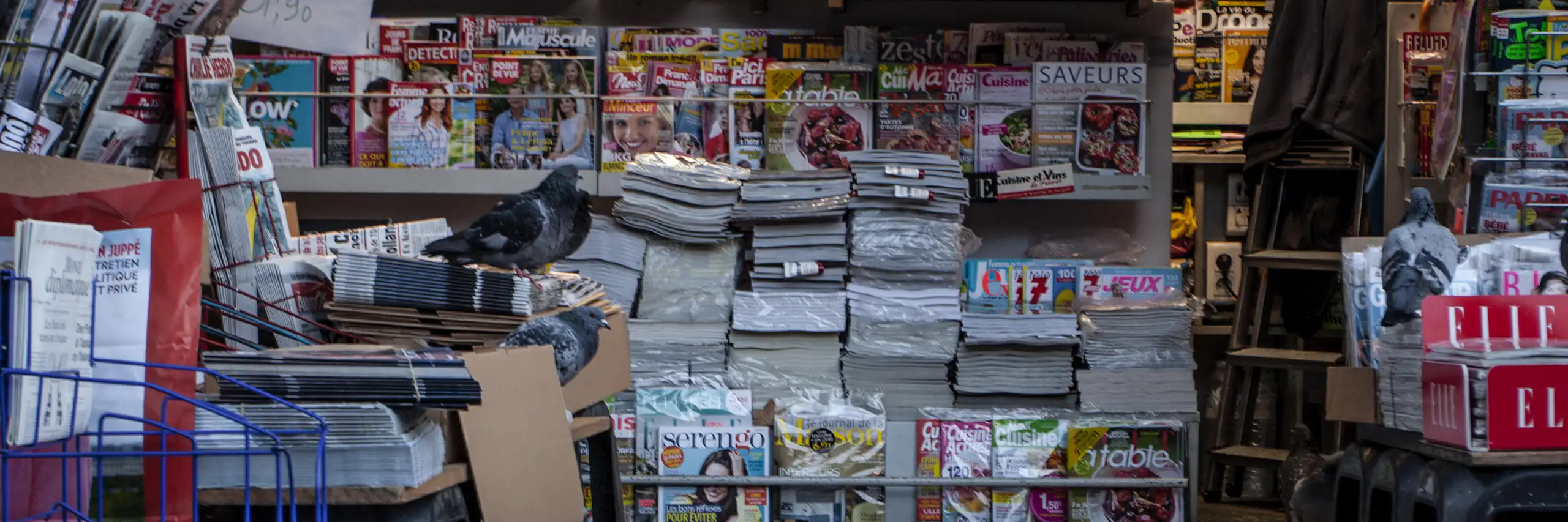 Kiosque à journaux parisien.