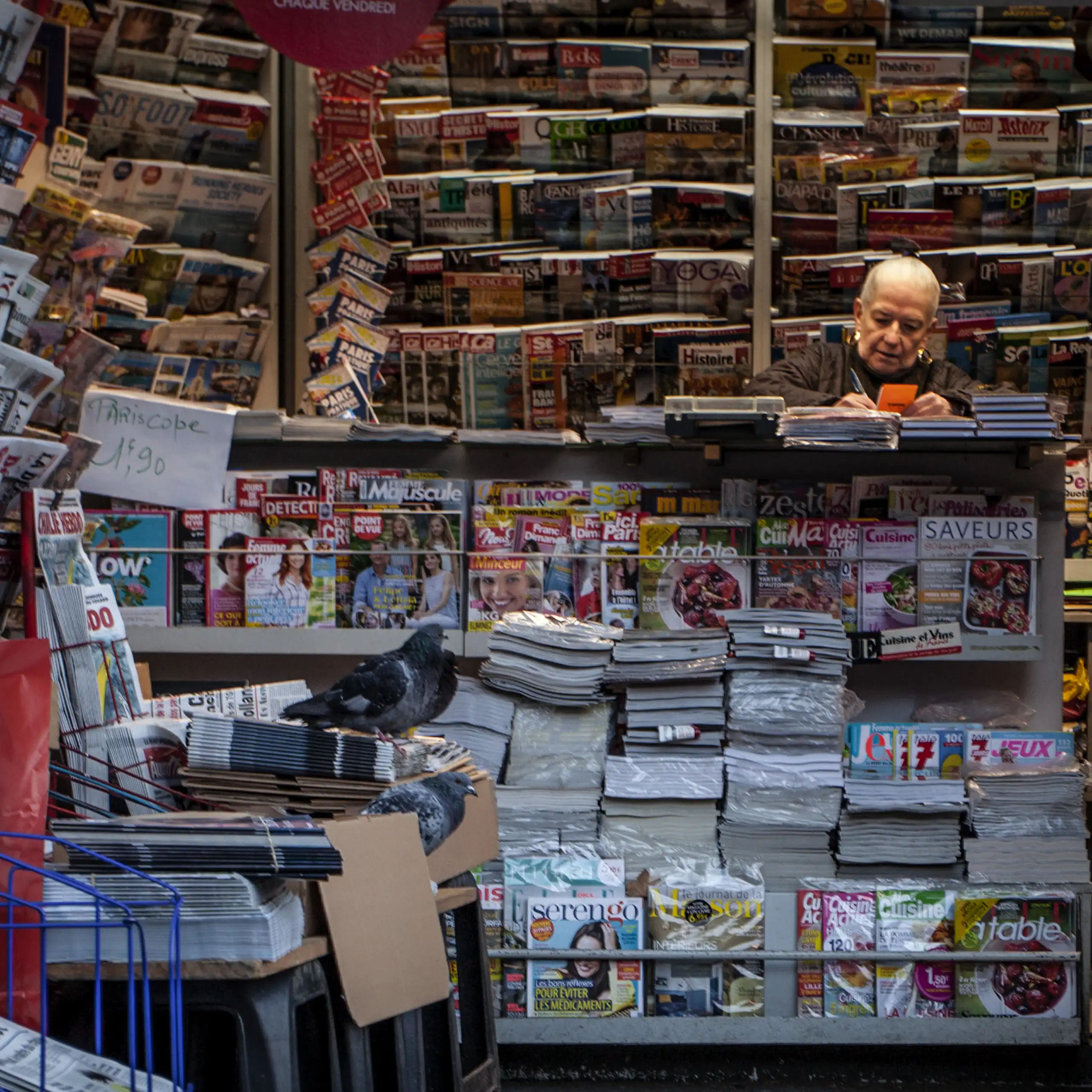 Kiosque à journaux parisien.