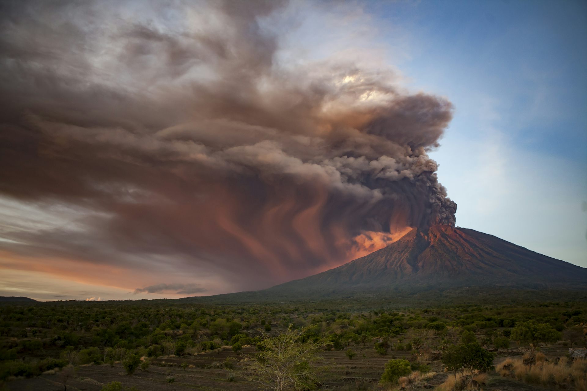 Menyebar seperti abu vulkanik, begini cara mudah mengenali hoaks saat gunung erupsi