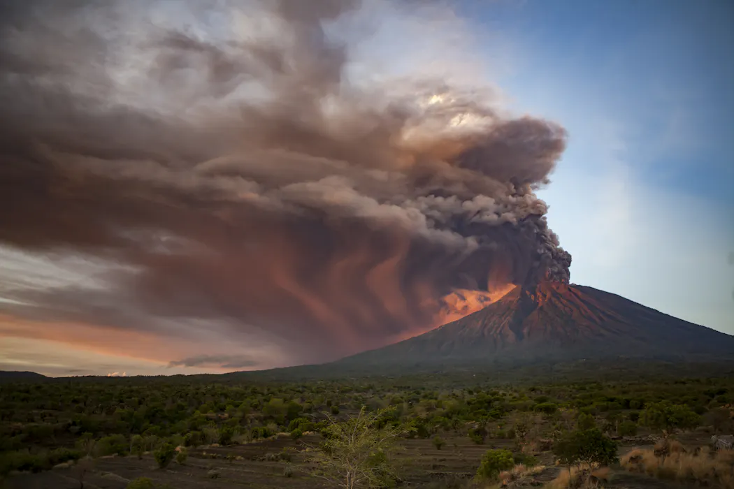 Menyebar seperti abu vulkanik, begini cara mudah mengenali hoaks saat gunung erupsi