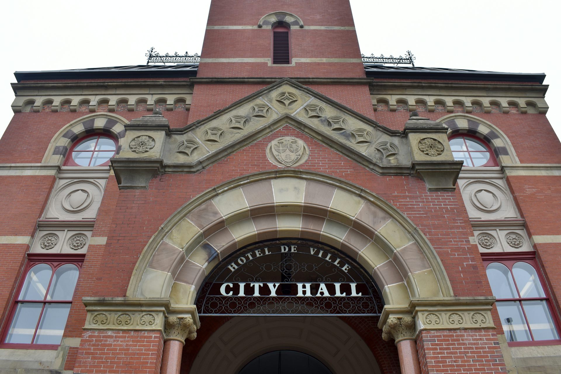 a photo of a city hall building