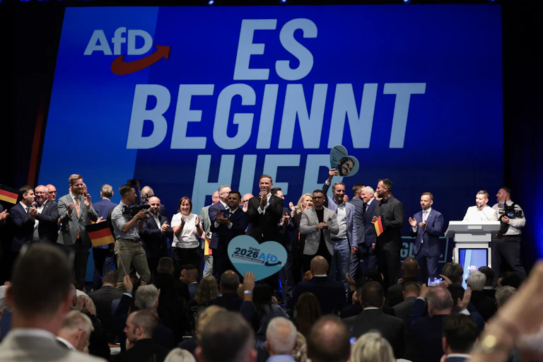 Sur la scène les dirigeants de l'AfD en train de faire aplaudir leur leader Ulrich Siegmund.