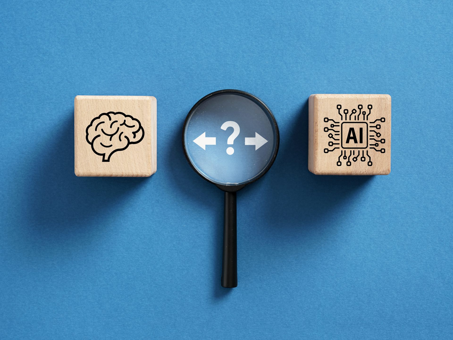 Un point d'interrogation hésite entre un cerveau humain et une puce d'intelligence artificielle