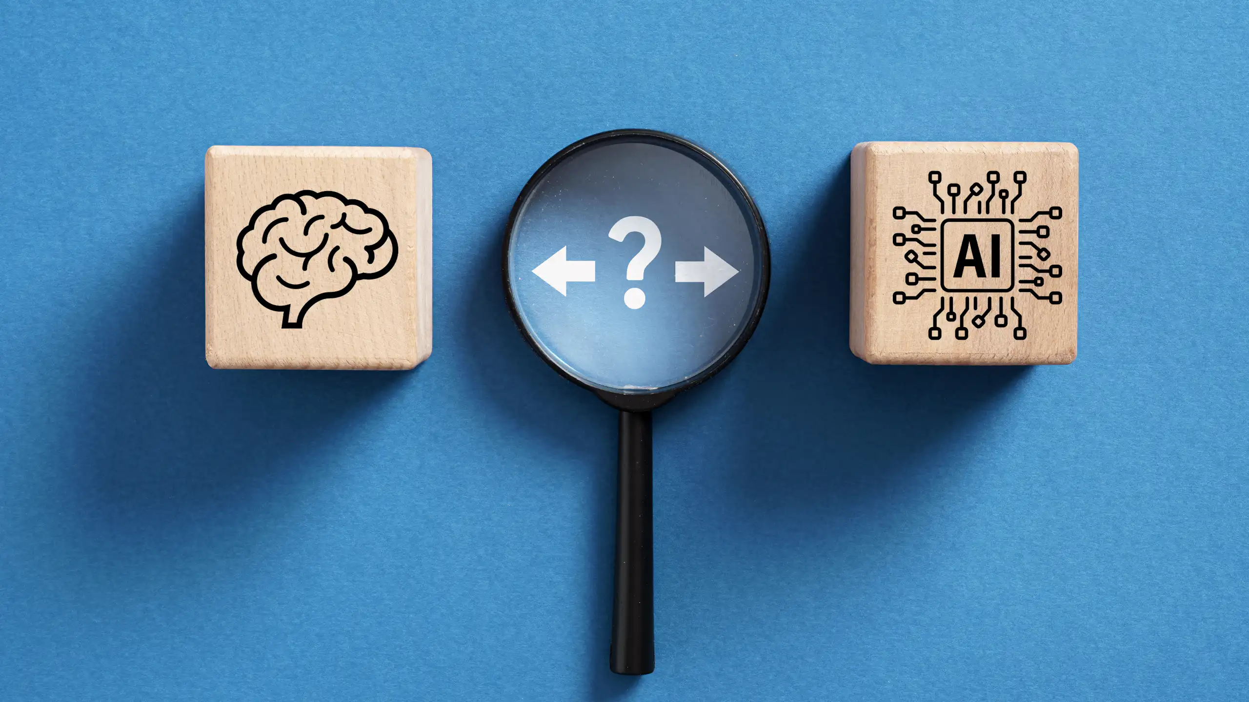 Un point d'interrogation hésite entre un cerveau humain et une puce d'intelligence artificielle