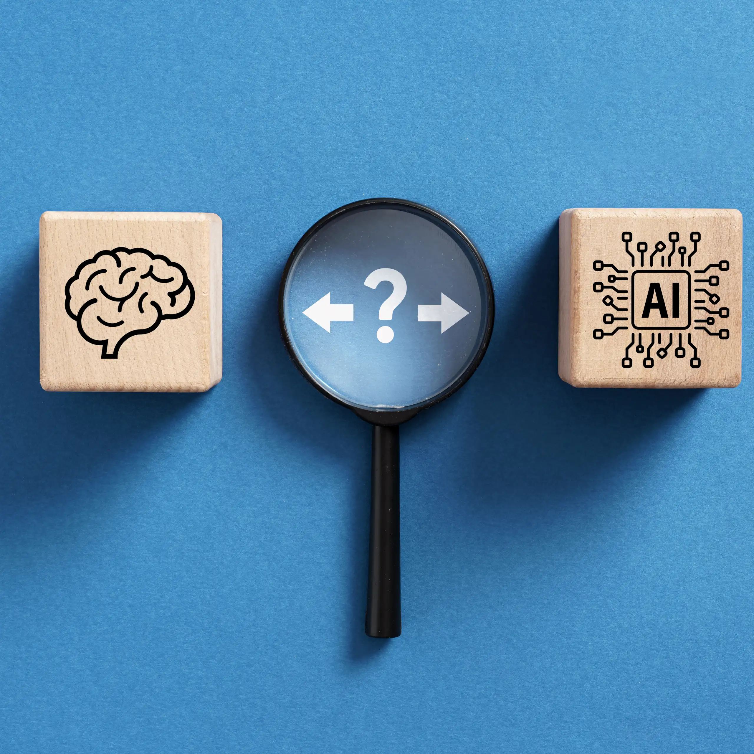 Un point d'interrogation hésite entre un cerveau humain et une puce d'intelligence artificielle