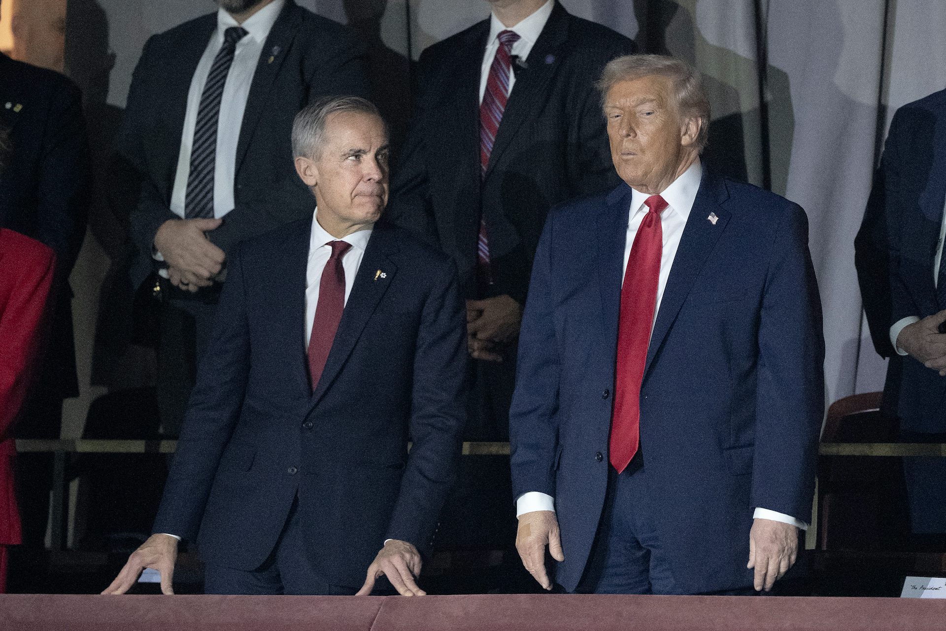 Le président américain Donald Trump s’entretient avec le premier ministre canadien Mark Carney 