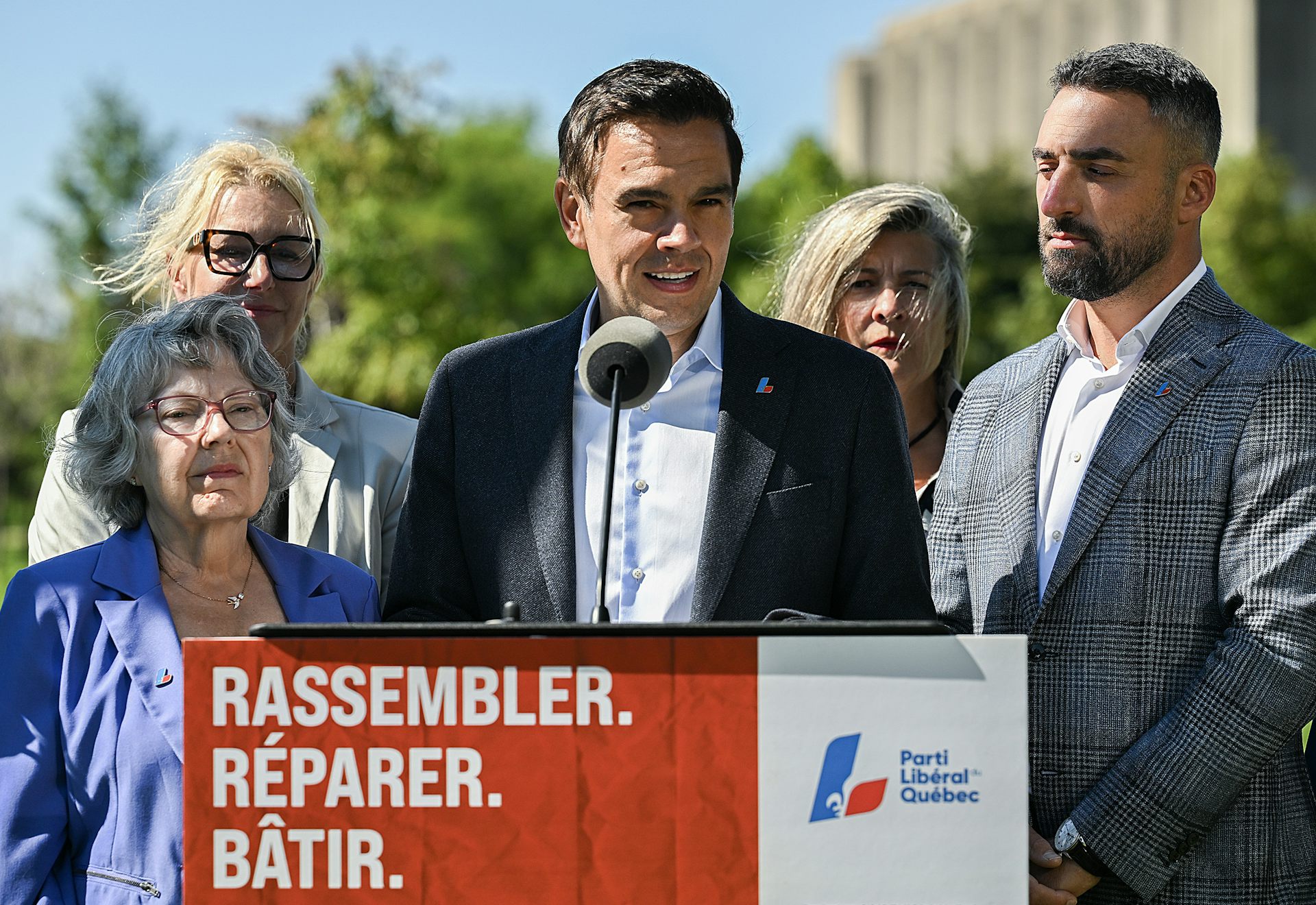 Le chef du Parti libéral du Québec fait une annonce lors d’une conférence de presse