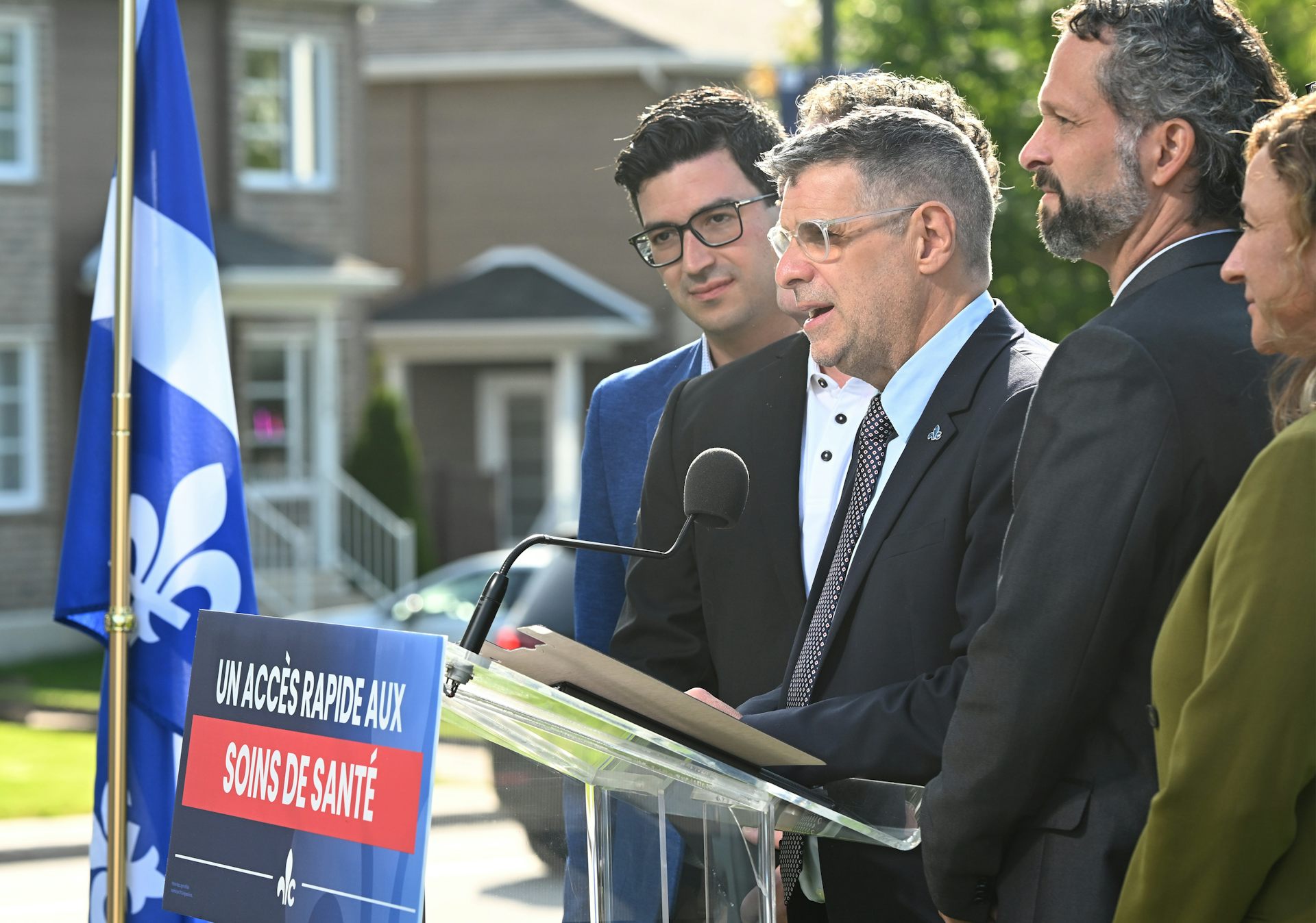 La porte-parole adjointe de Québec solidaire répond aux questions lors d’une conférence de presse