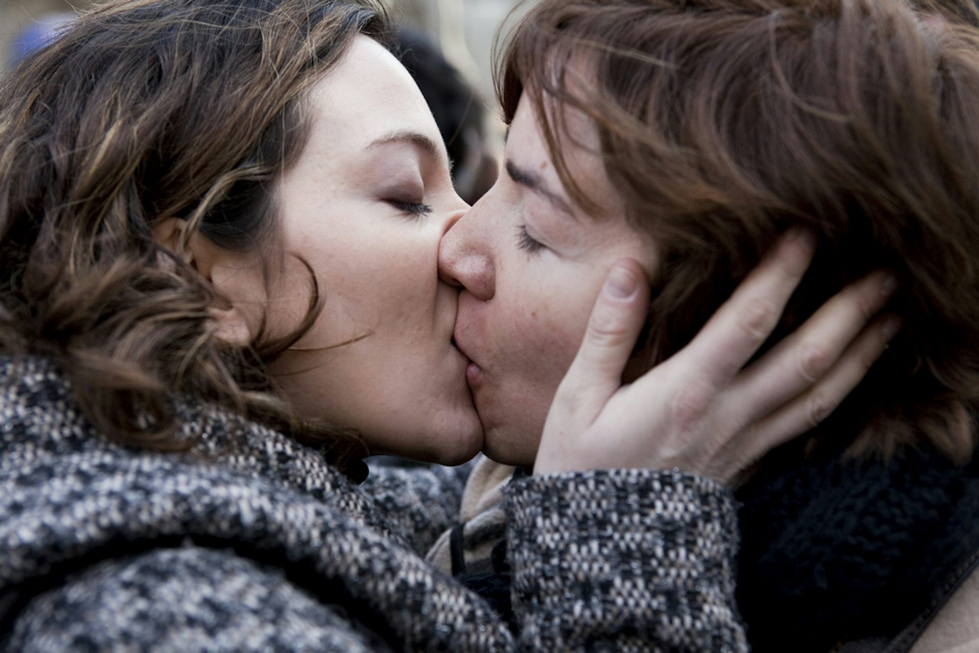 Мама учит сына целоваться. Женская любовь. Нетрадиционная женская любовь. Французский поцелуй с мамой. Поцелуй взрослой женщины.