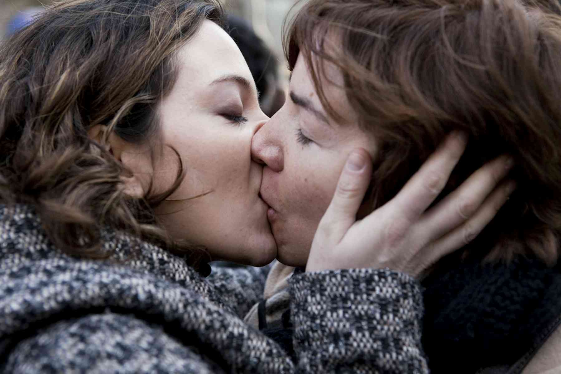 Lesbian boy. Женская любовь. Нетрадиционная женская любовь. Французский поцелуй с мамой. Поцелуй взрослой женщины.