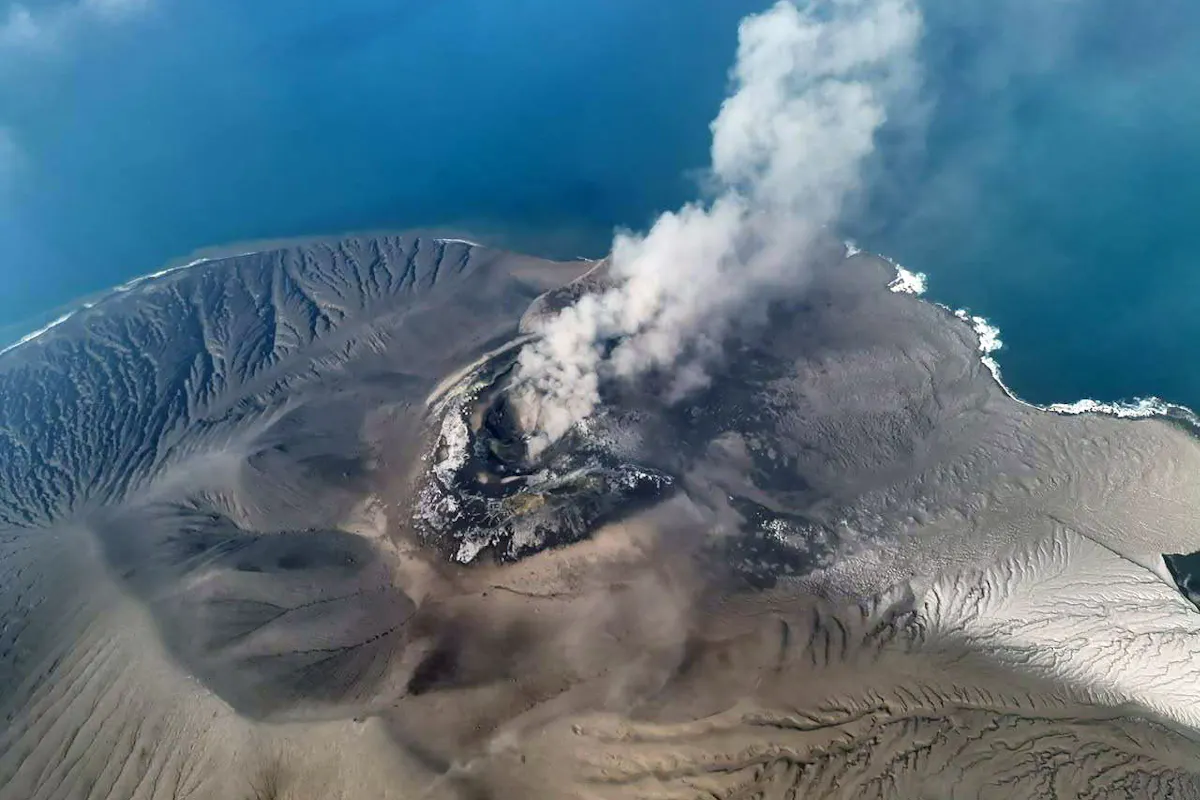 卫星图像显示 Anak Krakatau 火山喷发致 Sertung 岛植被消失