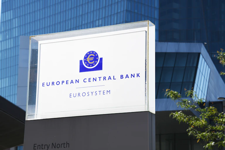 Cartel con el logotipo del BCE delante de un edificio de acero y cristal