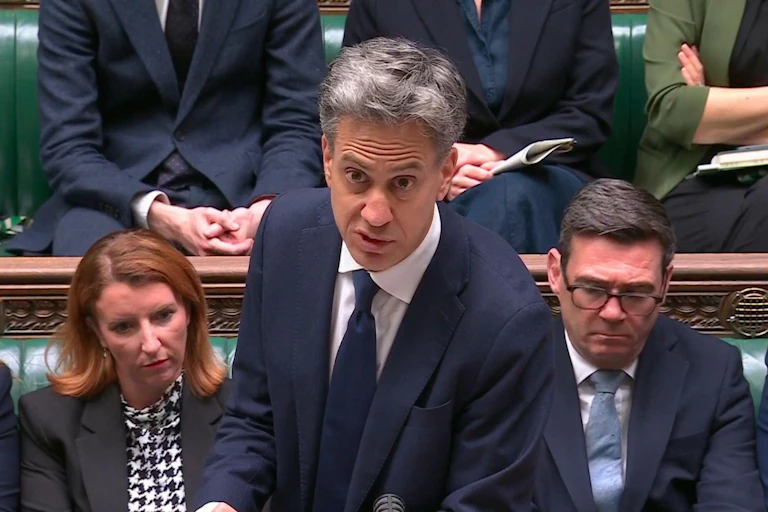The UK foreign secretary Ed Miliband speaks in the House of COmmons, September 8 2026. Prime minister Andy Burnham is in the background.