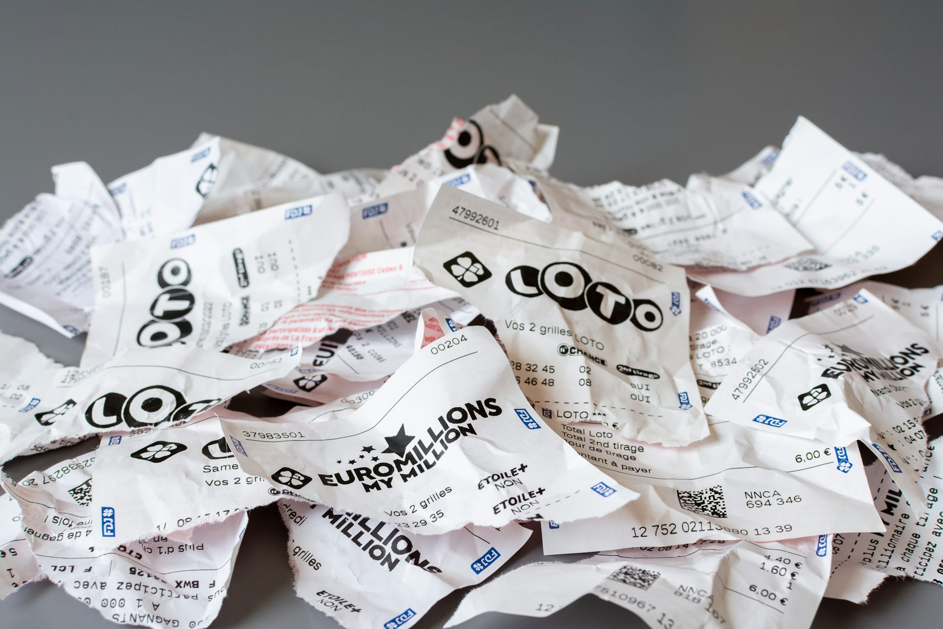 Tickets de loto froissés ou déchirés.