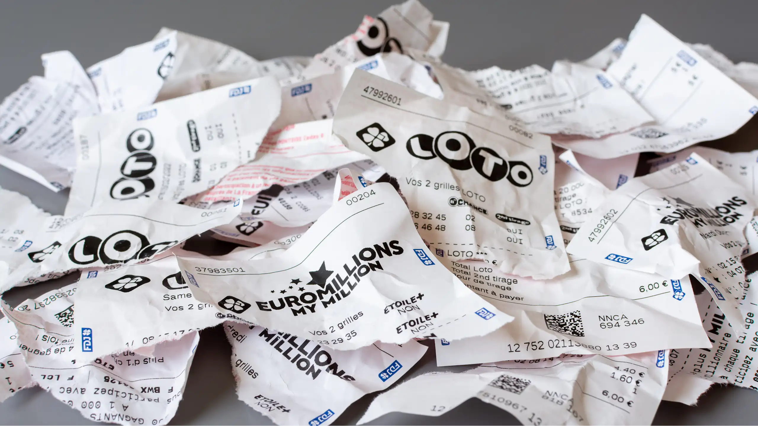 Tickets de loto froissés ou déchirés.