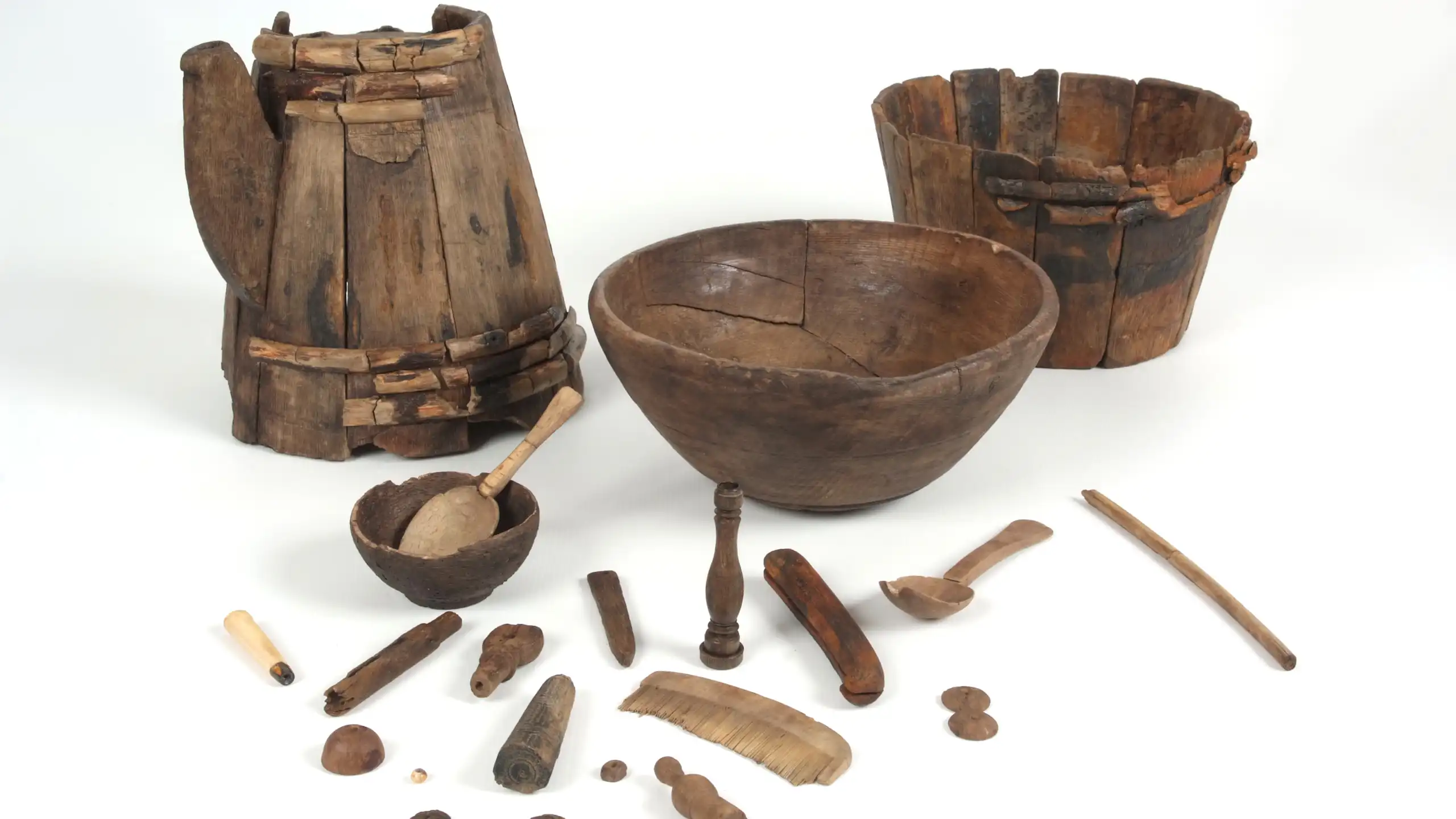 Tous les objets semblent être en bois : broc d'eau, bol, sorte de saladier, cuillère, bassine.