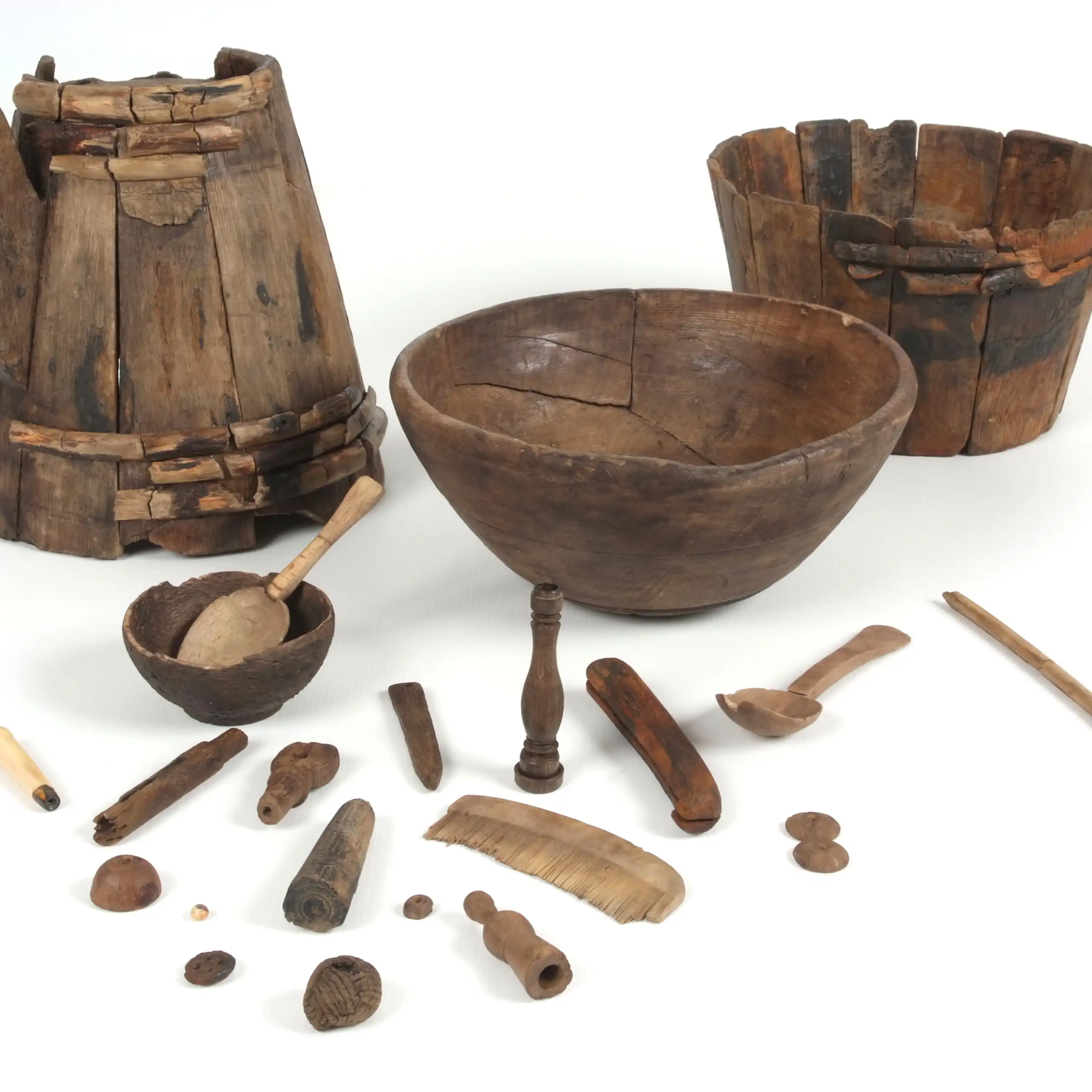Tous les objets semblent être en bois : broc d'eau, bol, sorte de saladier, cuillère, bassine.