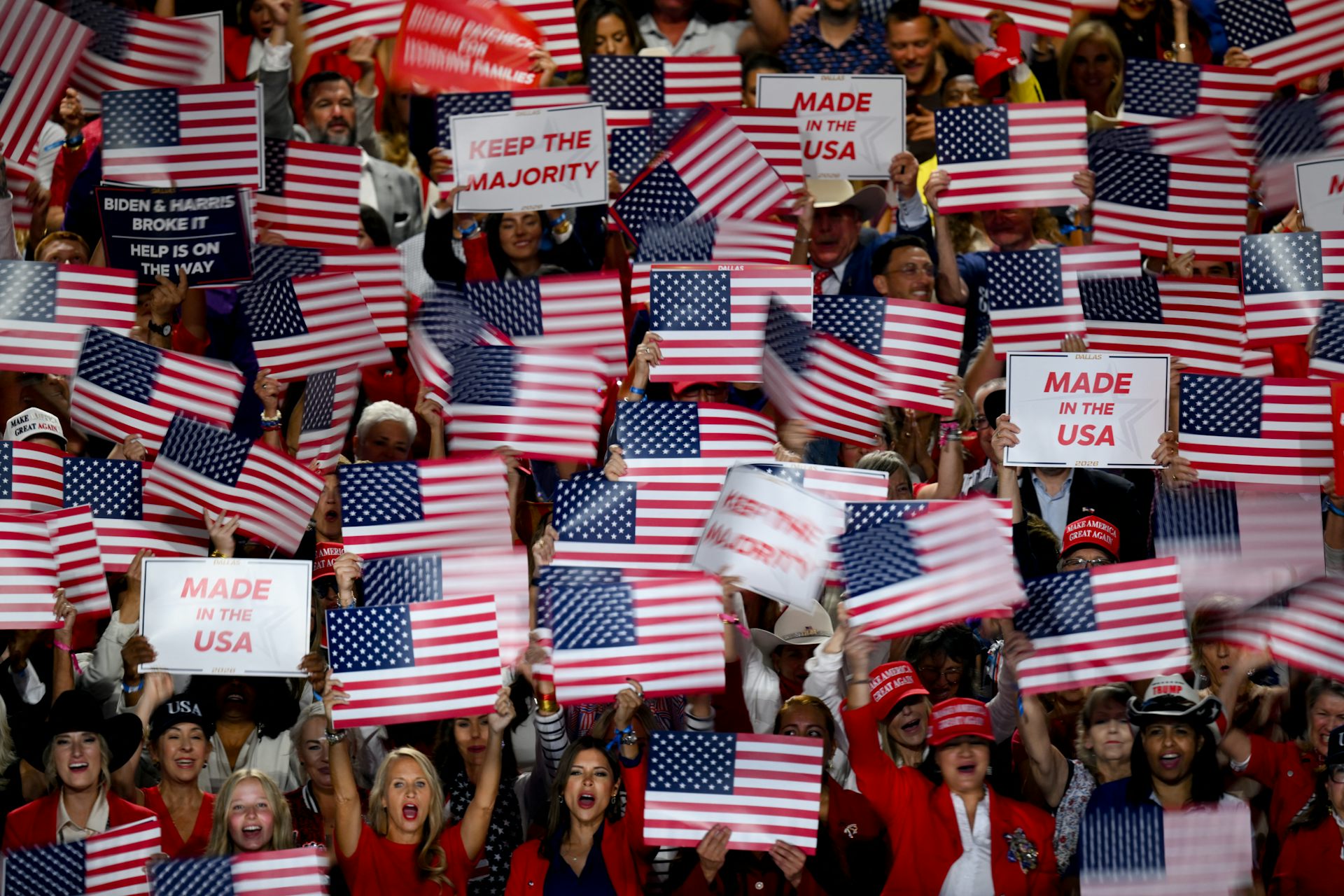 Vue des tribunes où les militants brandissent des panneaux « Keep the majority » et des drapeaux américains.