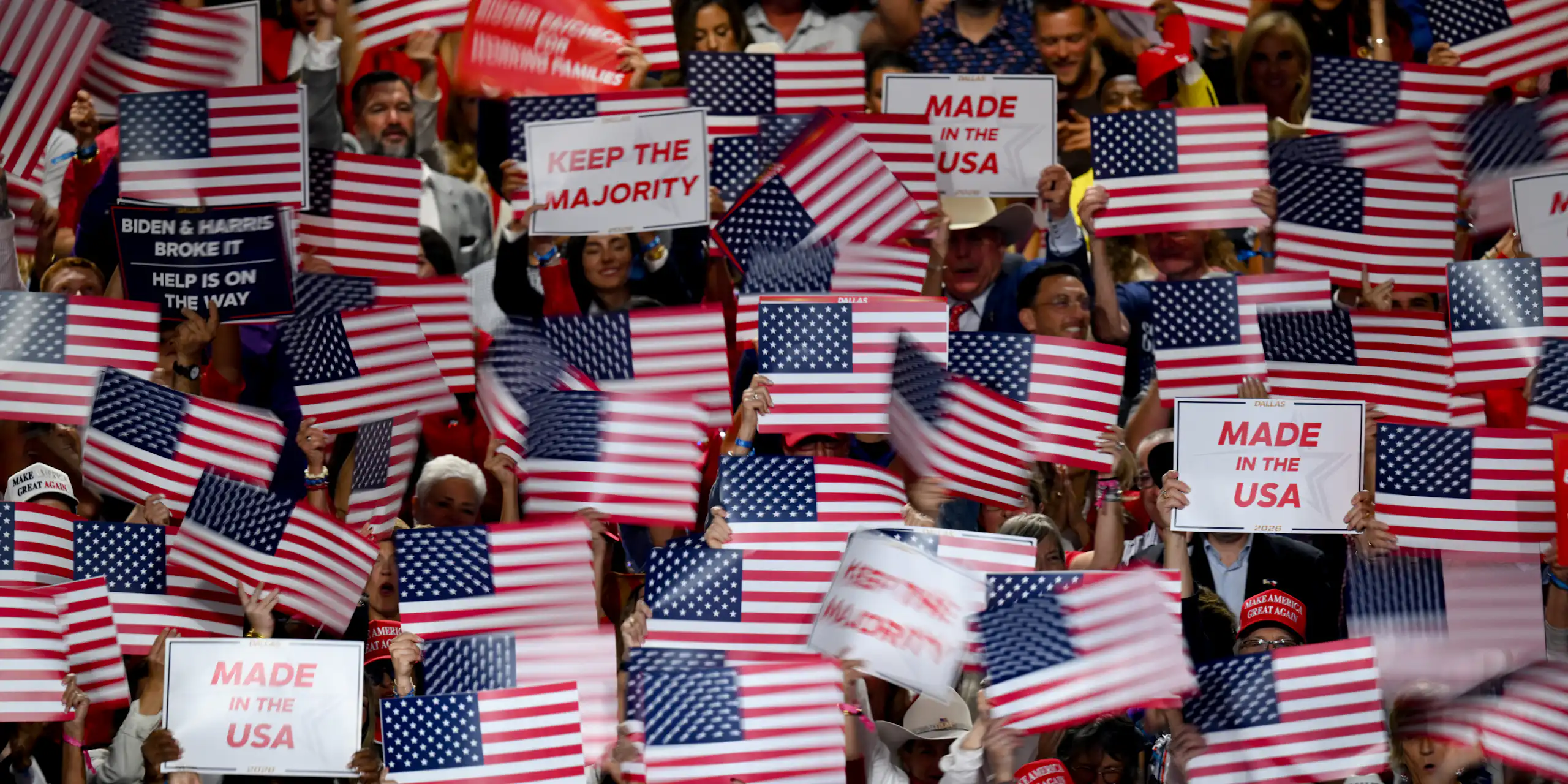 Vue des tribunes où les militants brandissent des panneaux « Keep the majority » et des drapeaux américains.