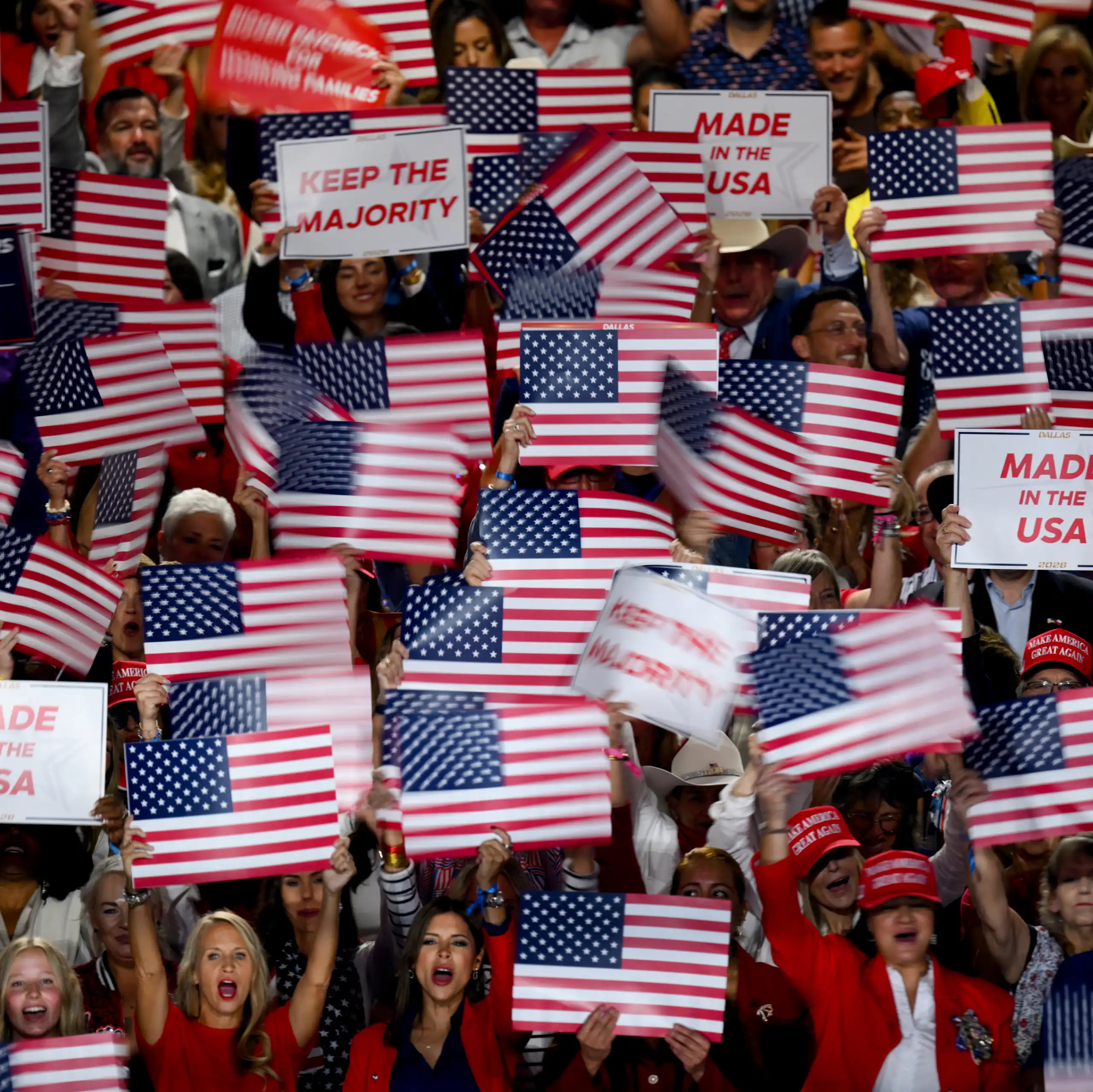 Vue des tribunes où les militants brandissent des panneaux « Keep the majority » et des drapeaux américains.