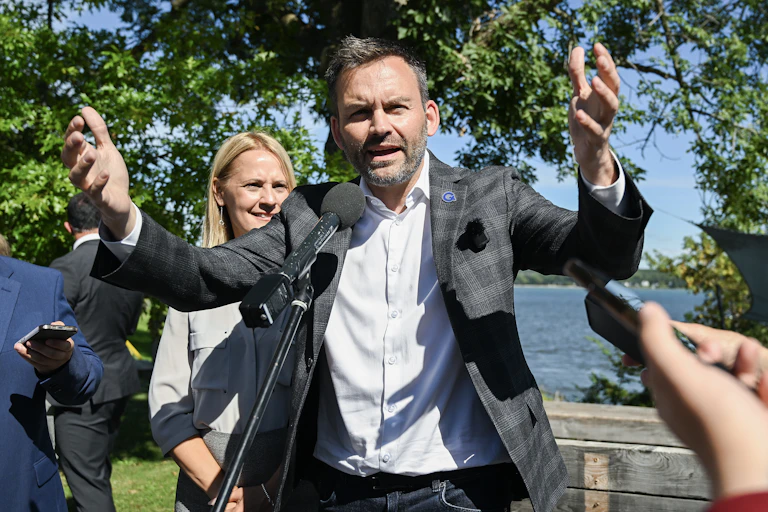 Paul Saint-Pierre Plamondon s'adresse au médias dehors, lors d'un arrêt pendant sa campagne.