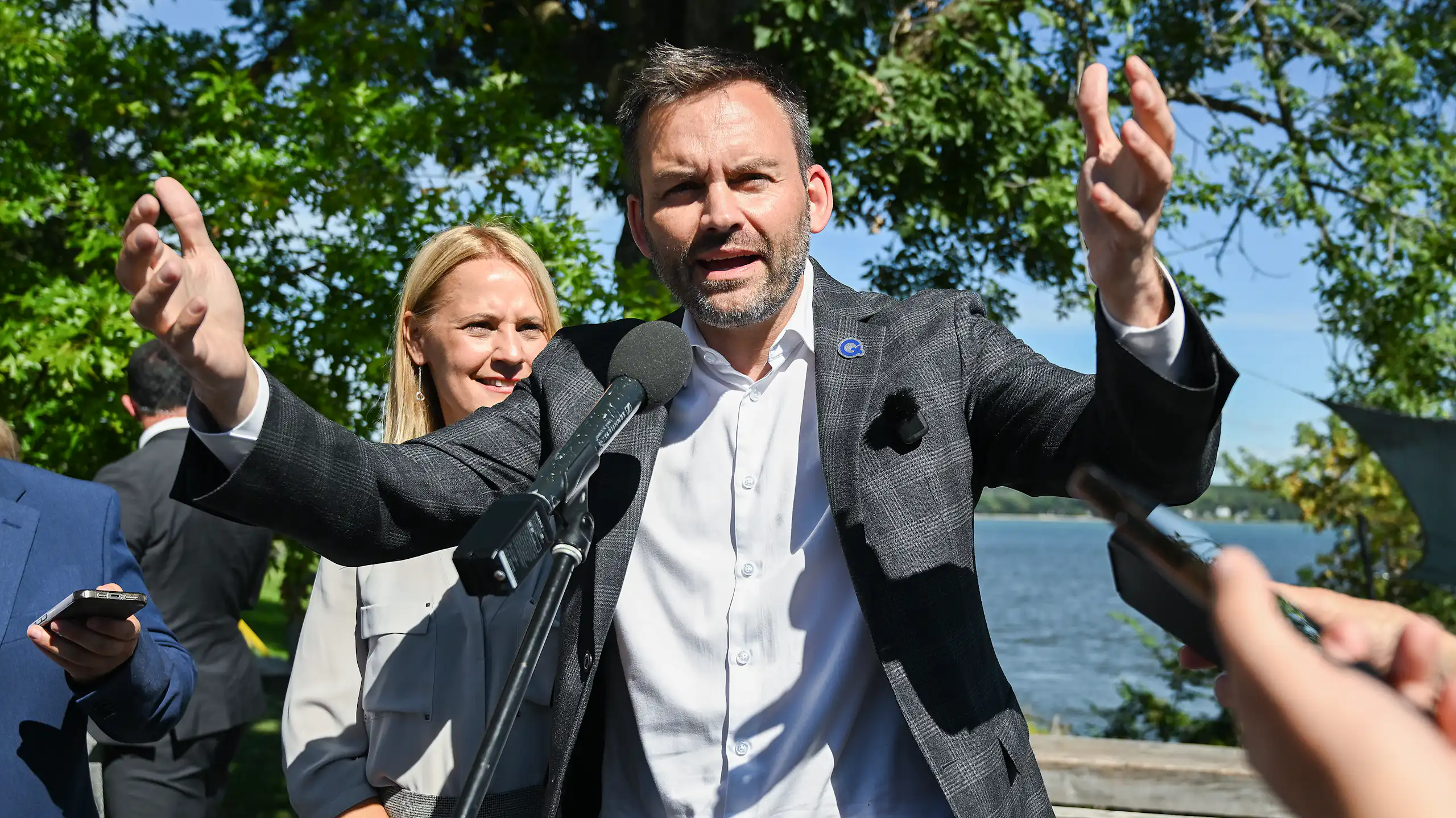 Paul Saint-Pierre Plamondon s'adresse au médias dehors, lors d'un arrêt pendant sa campagne.