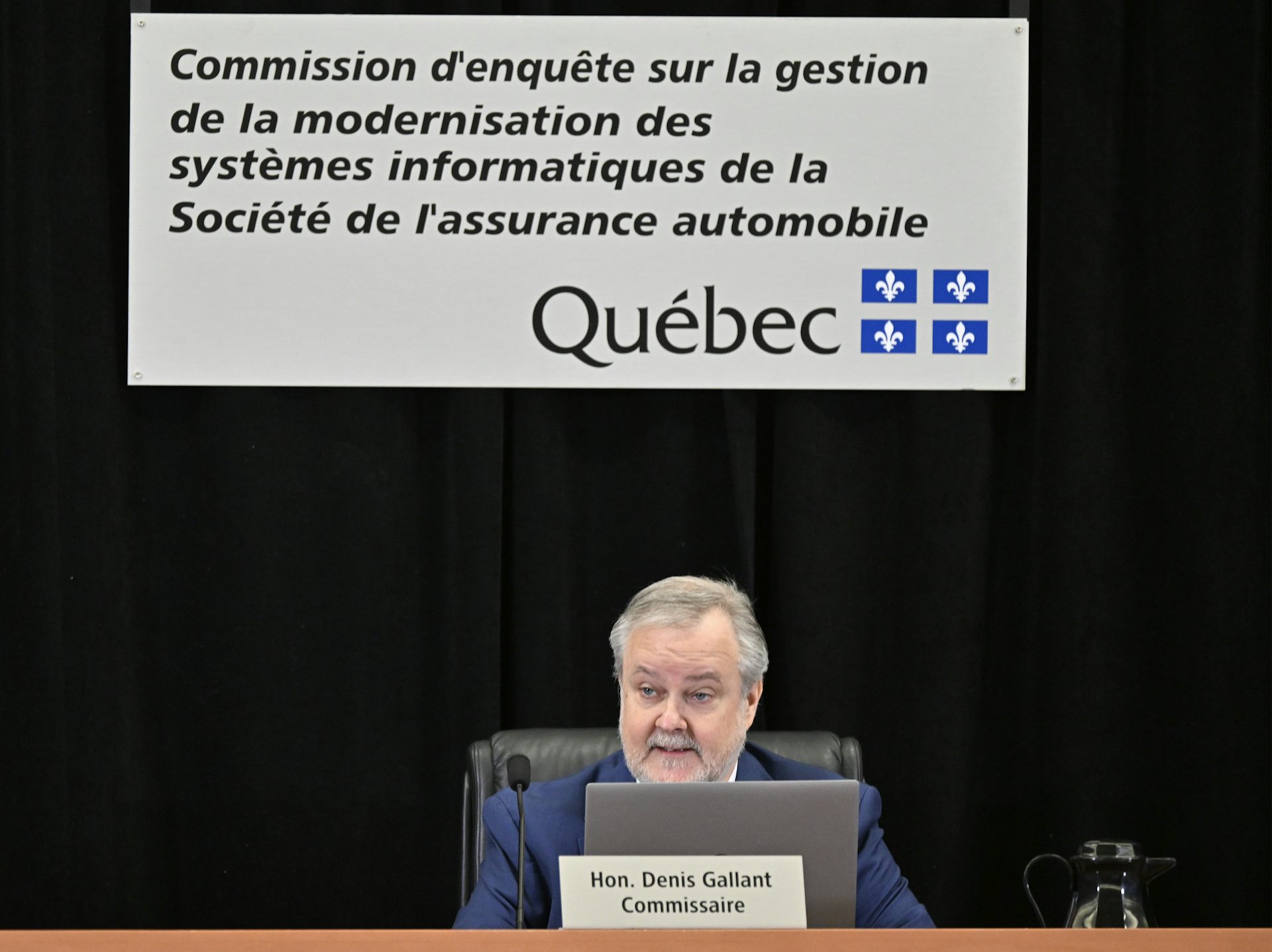 Denis Gallant s’adresse à l’audience de la commission d’enquête qu’il présidait sur SAAQclic