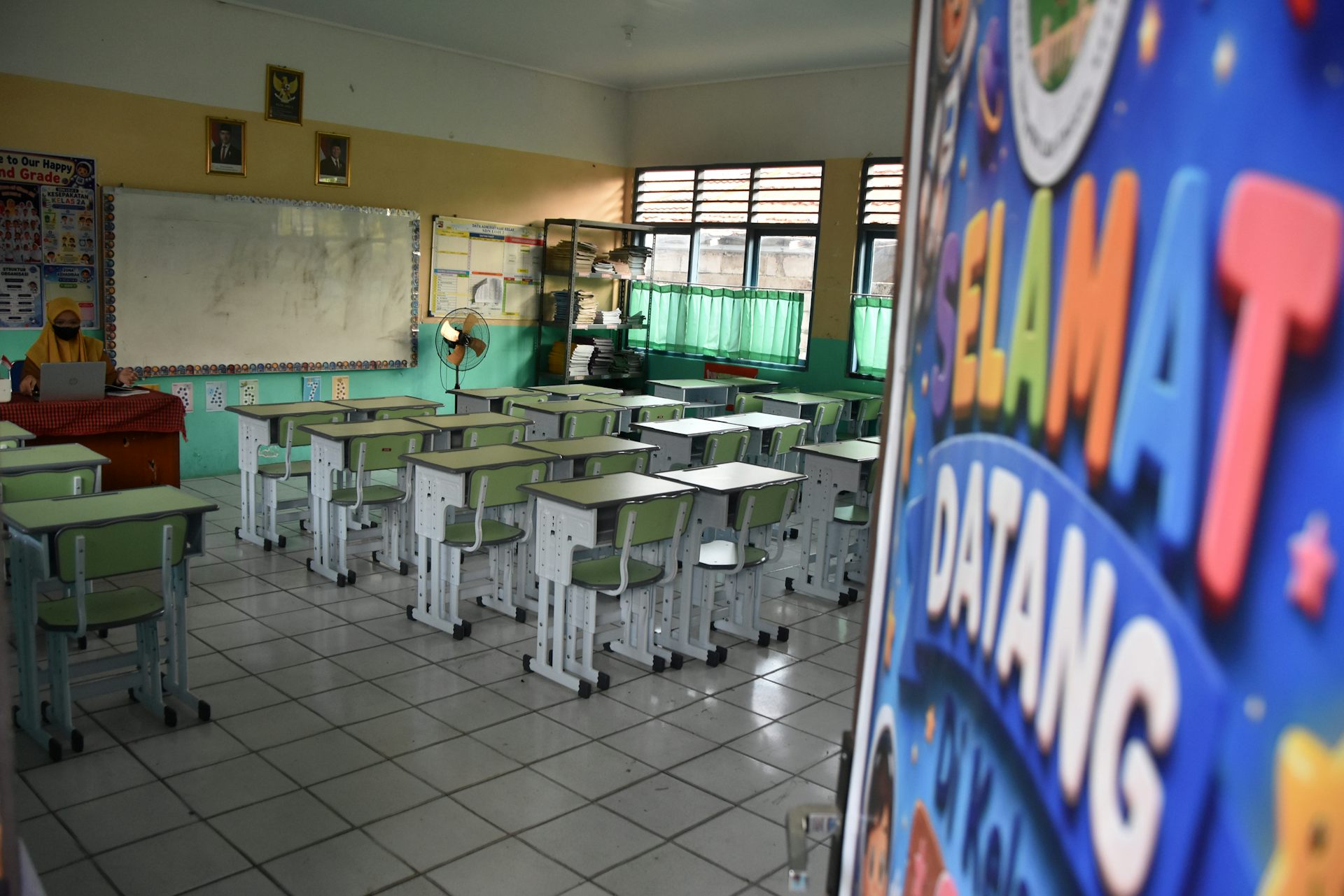 Imbas erupsi Gunung Anak Krakatau sepekan terakhir, sejumlah daerah menerapkan kebijakan beragam terkait kelanjutan pembelajaran jarak jauh (PJJ) untuk sekolah.