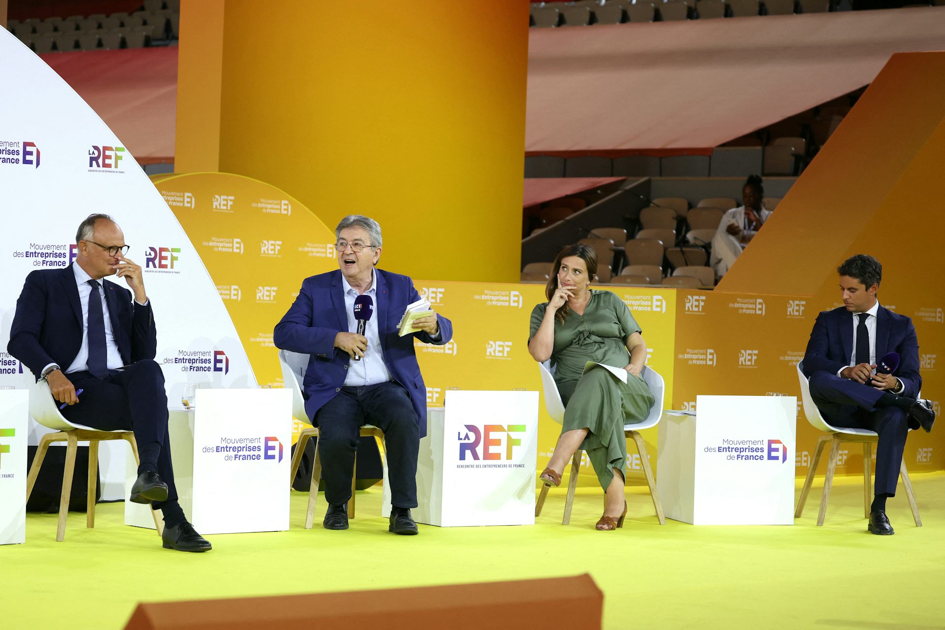 Jean-Luc Mélenchon (2e à gauche), chef de La France insoumise (LFI), fait un geste tout en s'exprimant à côté d'Édouard Philippe (à gauche), fondateur et président du parti de droite Horizons et maire du Havre, la secrétaire nationale du parti de gauche «Les Écologistes» Marine Tondelier (2e à droite), et le président du groupe des députés Ensemble pour la République Gabriel Attal (à droite), lors d'un débat réunissant sept candidats opposés en vue de l'élection présidentielle française de 2027, pendant deuxième journée de La REF 2026.