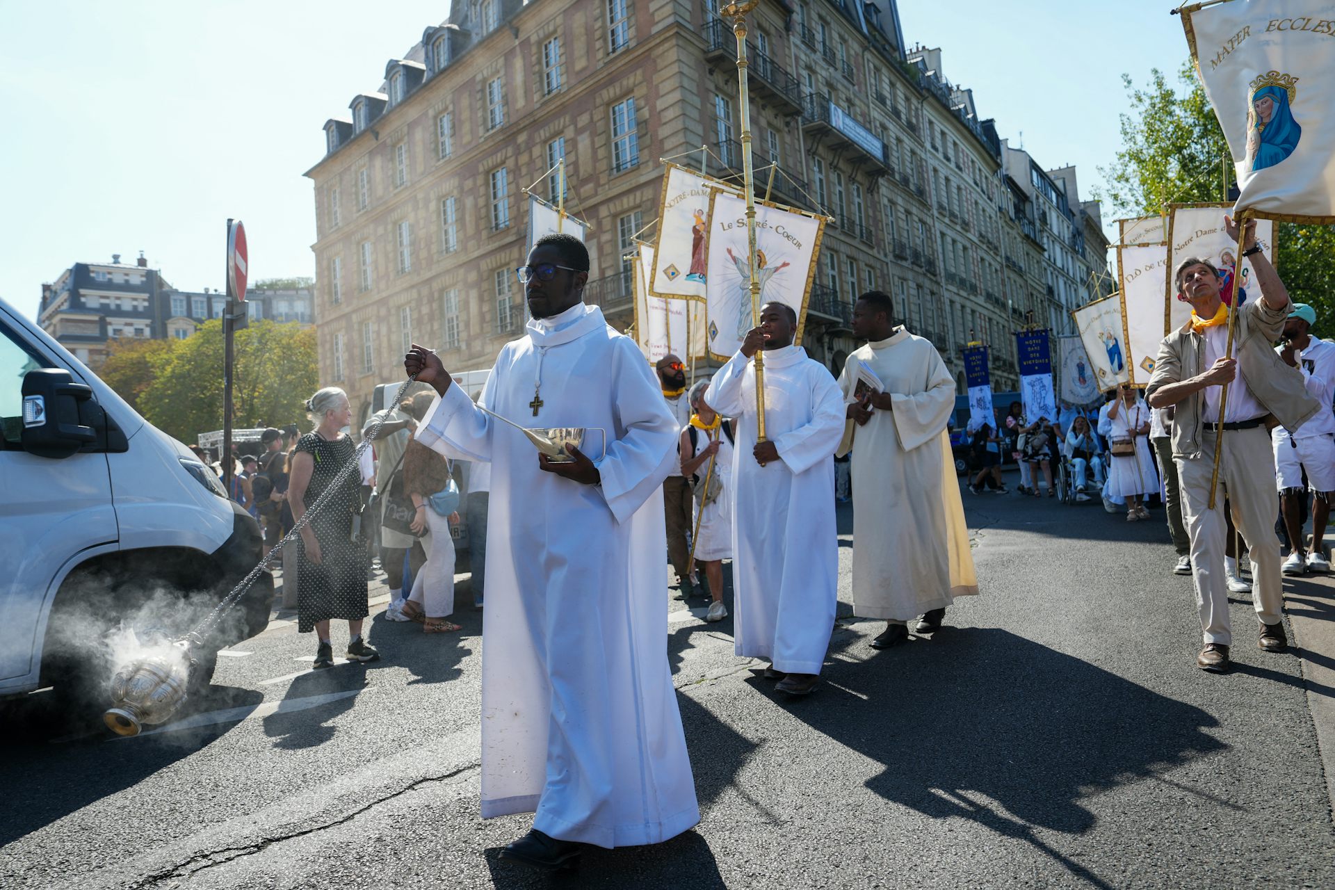 Des curés marchent devant la statue en argent de la Vierge Marie (non visible), sauvée de l'incendie dévastateur de Notre-Dame de Paris, lors de la première procession de l'Assomption depuis sa réouverture (Paris, 2025).