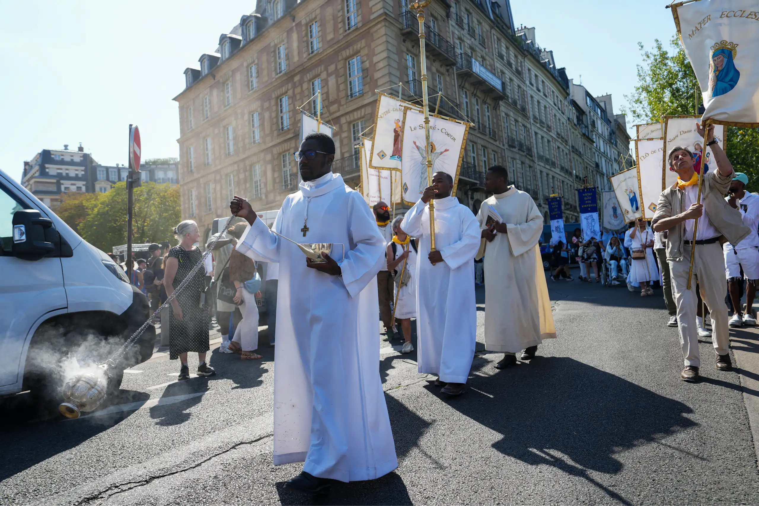 Des curés marchent devant la statue en argent de la Vierge Marie (non visible), sauvée de l'incendie dévastateur de Notre-Dame de Paris, lors de la première procession de l'Assomption depuis sa réouverture (Paris, 2025).