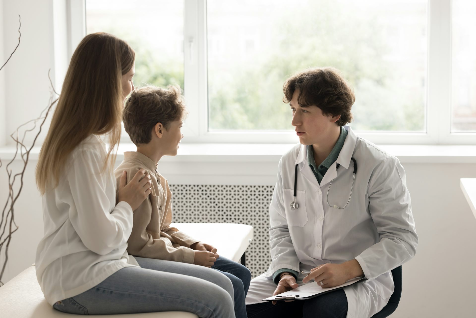 Uma mãe e seu filho em um consultório médico
