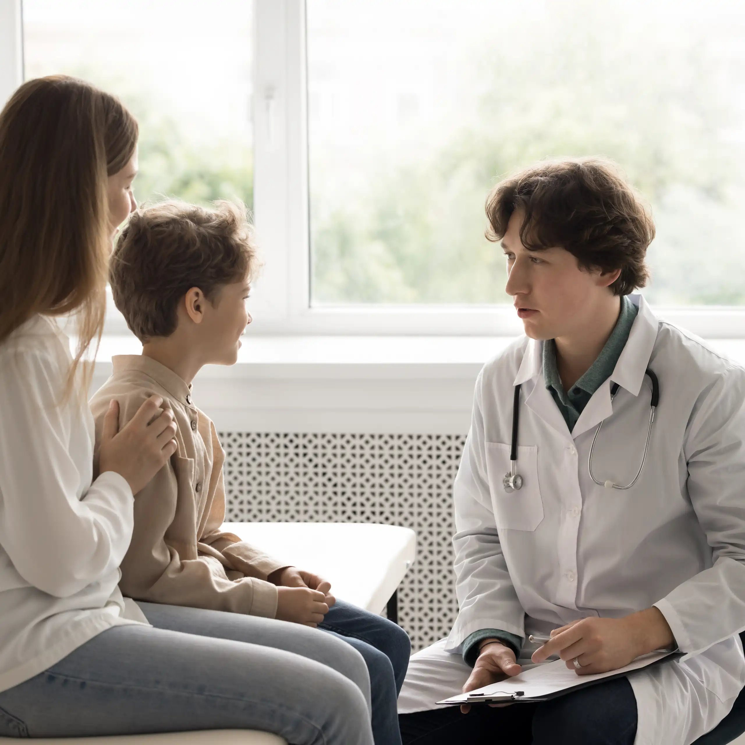 Uma mãe e seu filho em um consultório médico