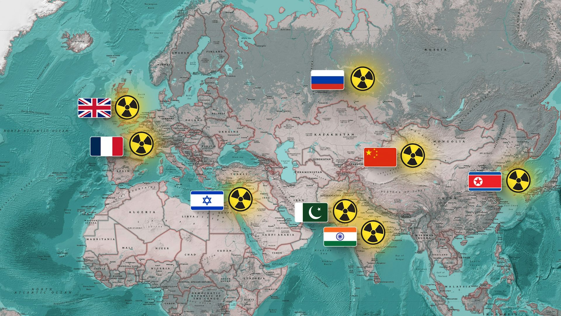 Carte Europe-Afrique du Nord et centrale-Moyen-Orient-Asie sur laquelle sont apposés le symbole du nucléaire et le drapeau des pays qui possède la bombe : Royaume-Uni, France, Russie, Inde, Israël, Pakistan, Chine et Corée du Nord.