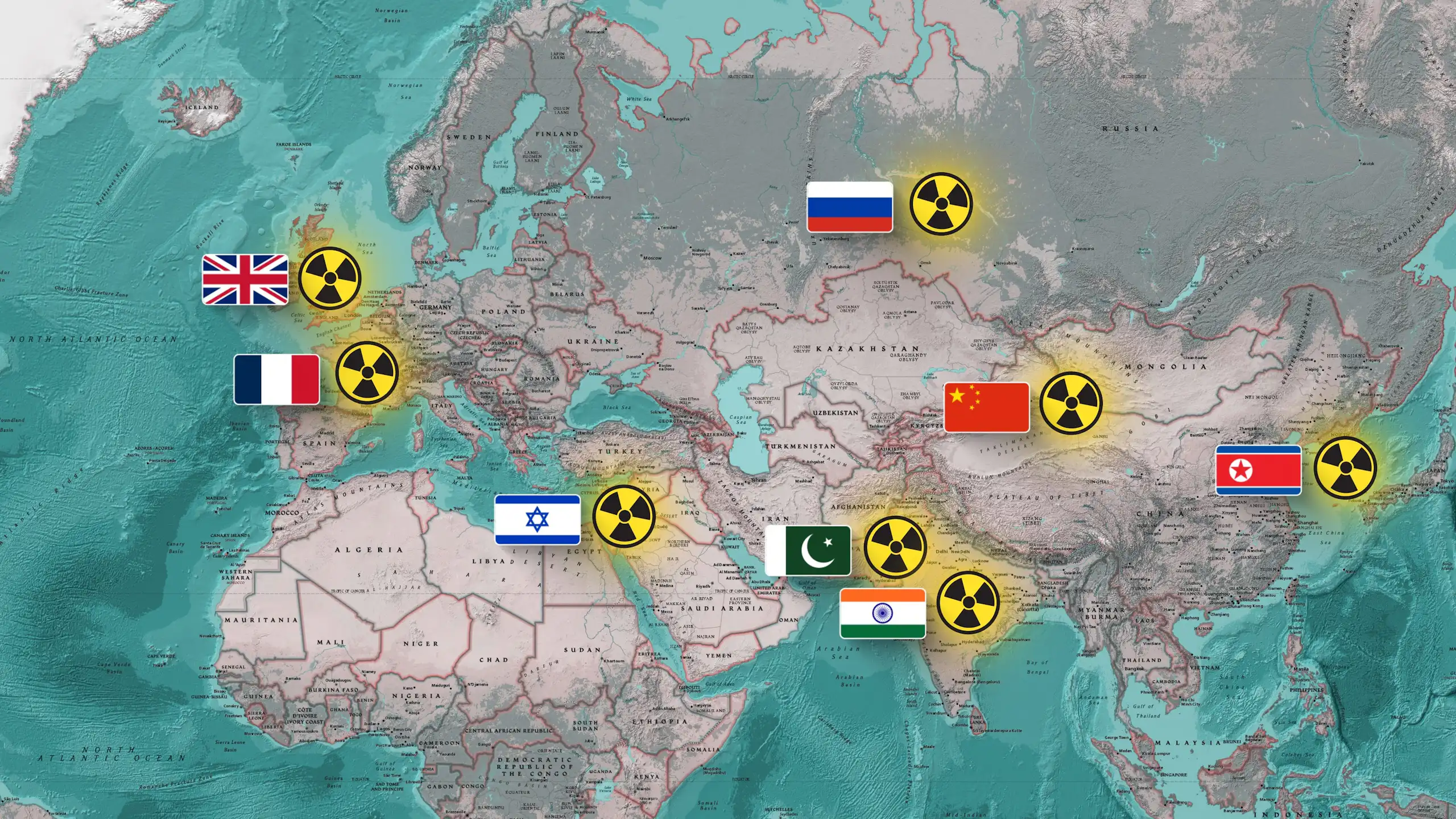 Carte Europe-Afrique du Nord et centrale-Moyen-Orient-Asie sur laquelle sont apposés le symbole du nucléaire et le drapeau des pays qui possède la bombe : Royaume-Uni, France, Russie, Inde, Israël, Pakistan, Chine et Corée du Nord.