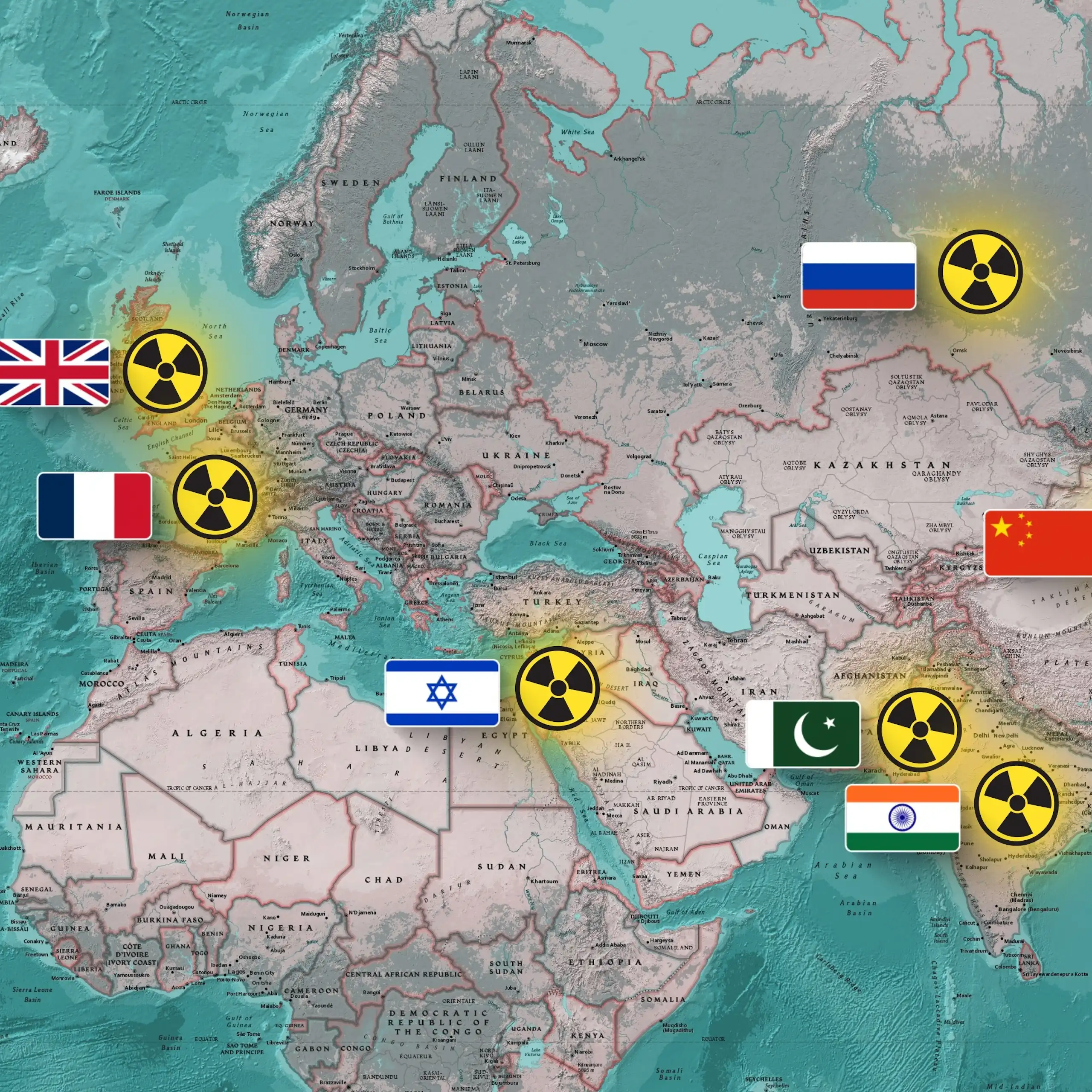 Carte Europe-Afrique du Nord et centrale-Moyen-Orient-Asie sur laquelle sont apposés le symbole du nucléaire et le drapeau des pays qui possède la bombe : Royaume-Uni, France, Russie, Inde, Israël, Pakistan, Chine et Corée du Nord.