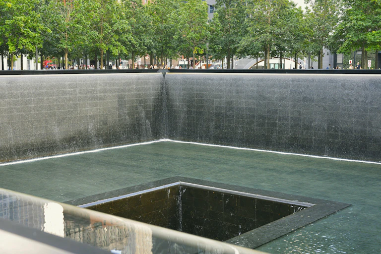 Monumento en honor a las víctimas del atentado del 11-S en las Torres Gemelas de Nueva York: dos piscinas inmensas que ocupan los espacios de las dos torres.