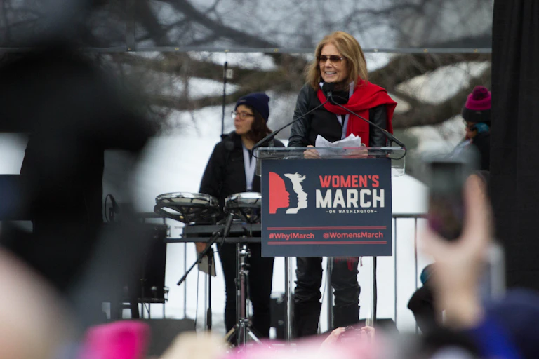 La escritora y activista por los derechos de las mujeres Gloria Steinem pronuncia un discurso en la Marcha de las Mujeres en Washington, el sábado 21 de enero de 2017.